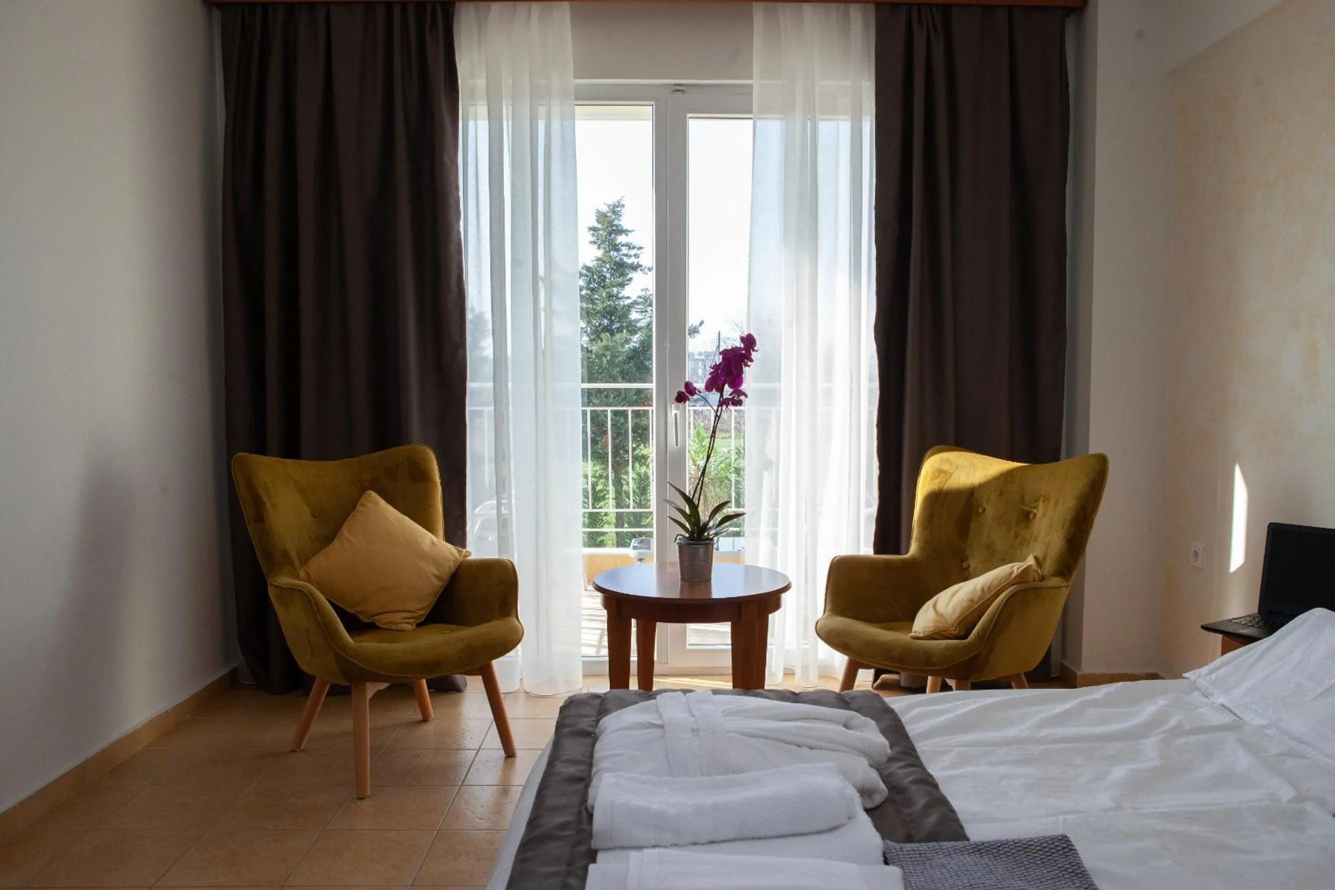 Living room, Bed in City Gate Hotel Airport Thessaloniki