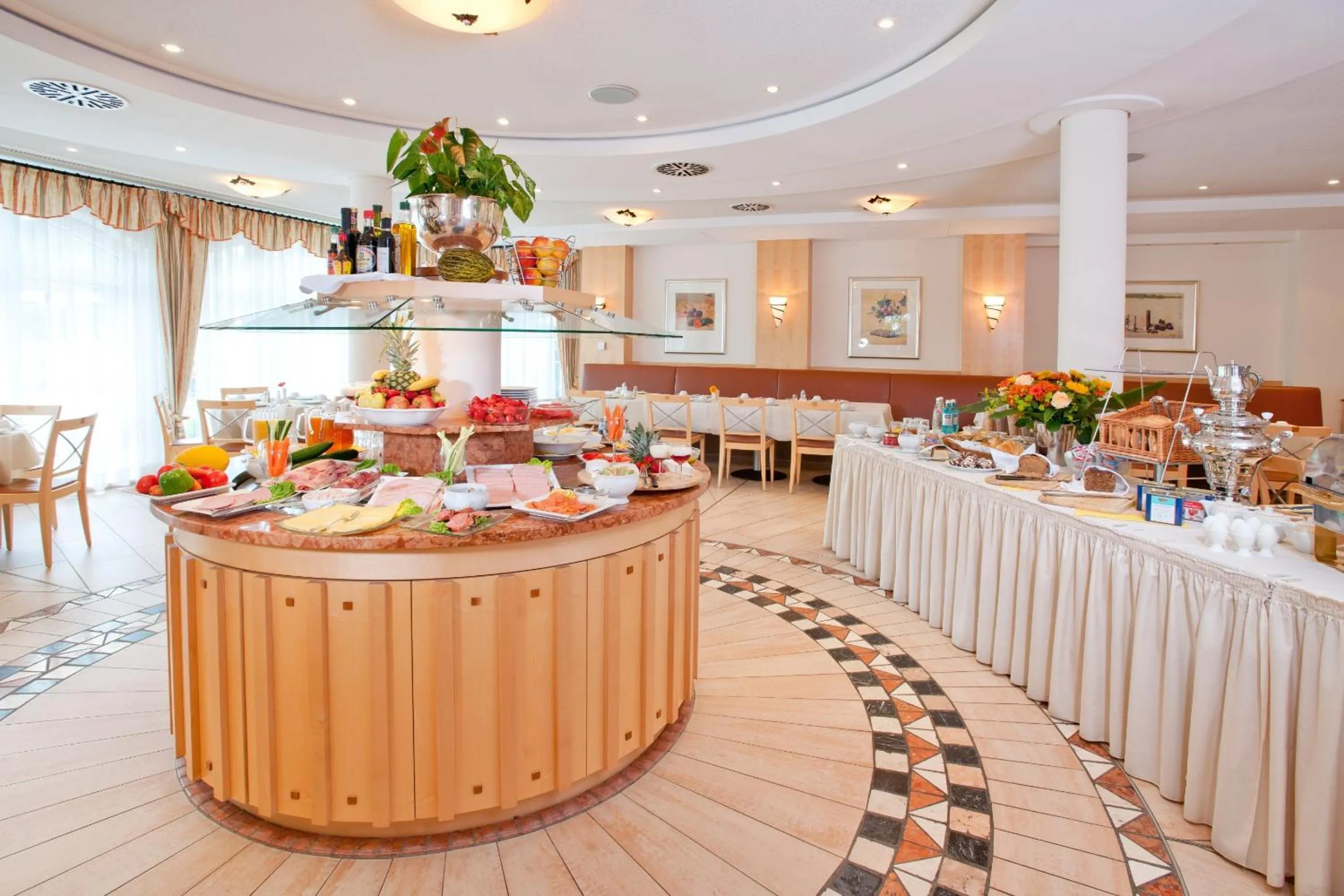 Restaurant/places to eat in Hotel Barbarossa