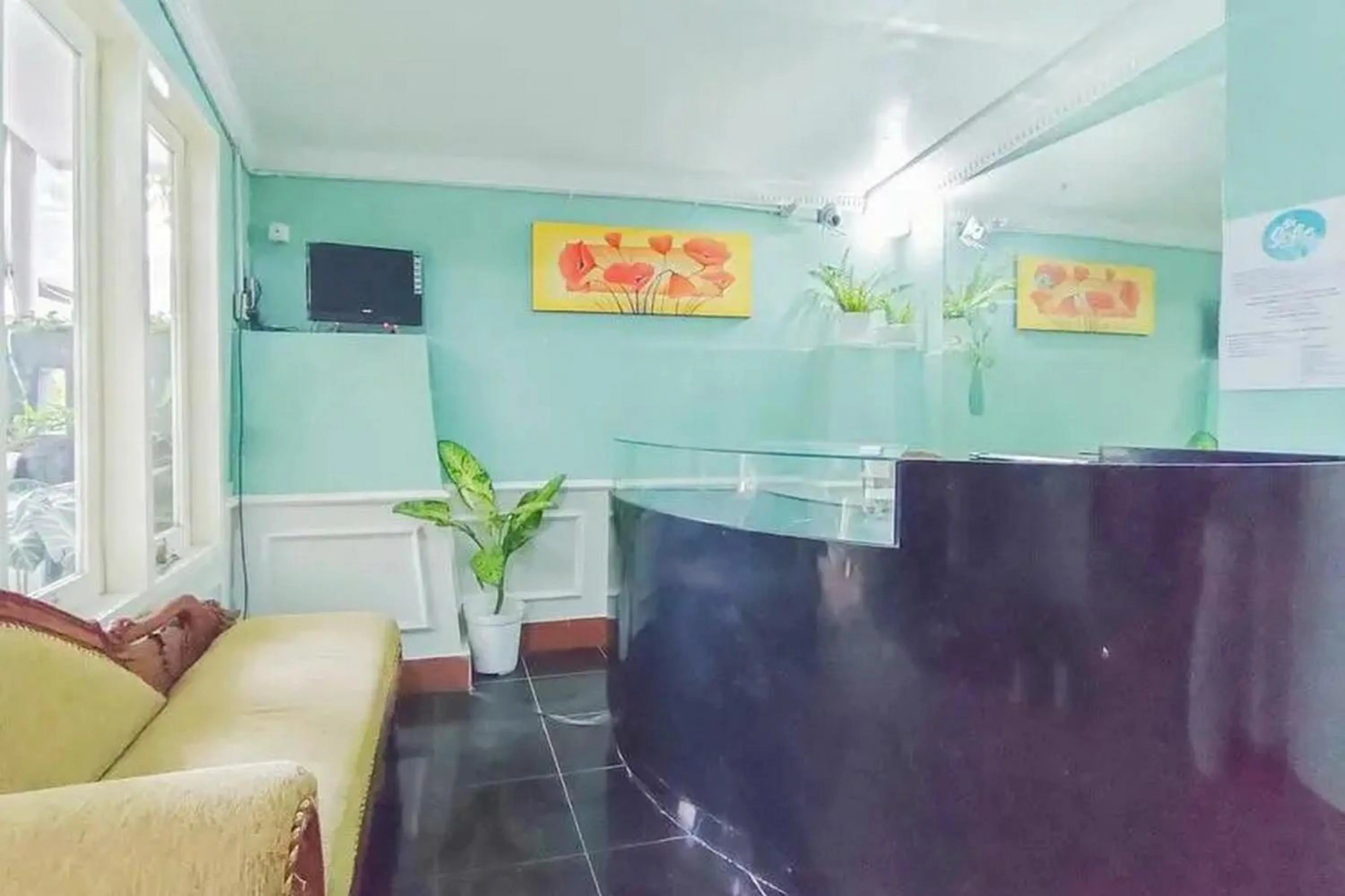 Lobby or reception in RedDoorz Syariah at Prapen Jaya Surabaya