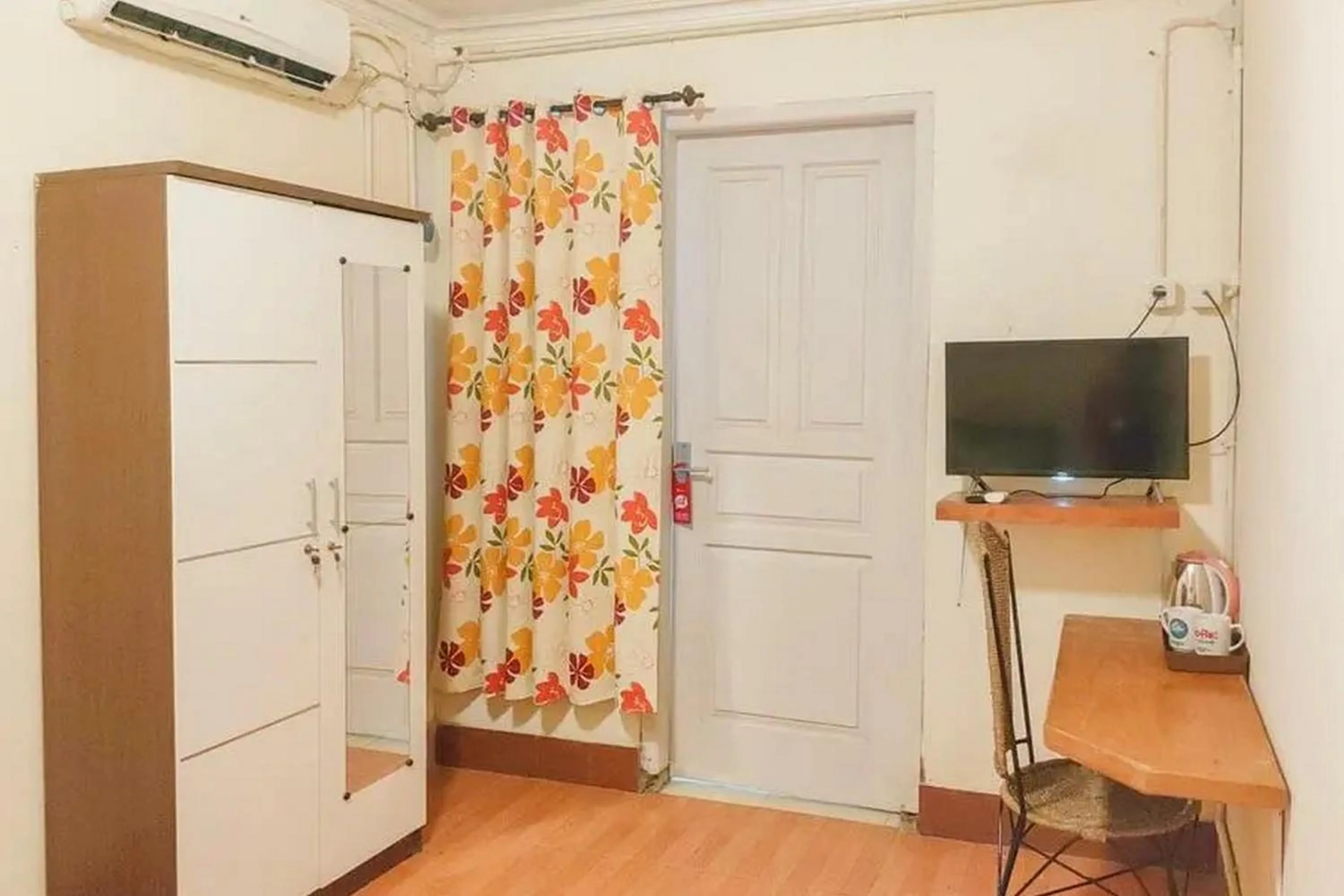 TV and multimedia in RedDoorz Syariah at Prapen Jaya Surabaya