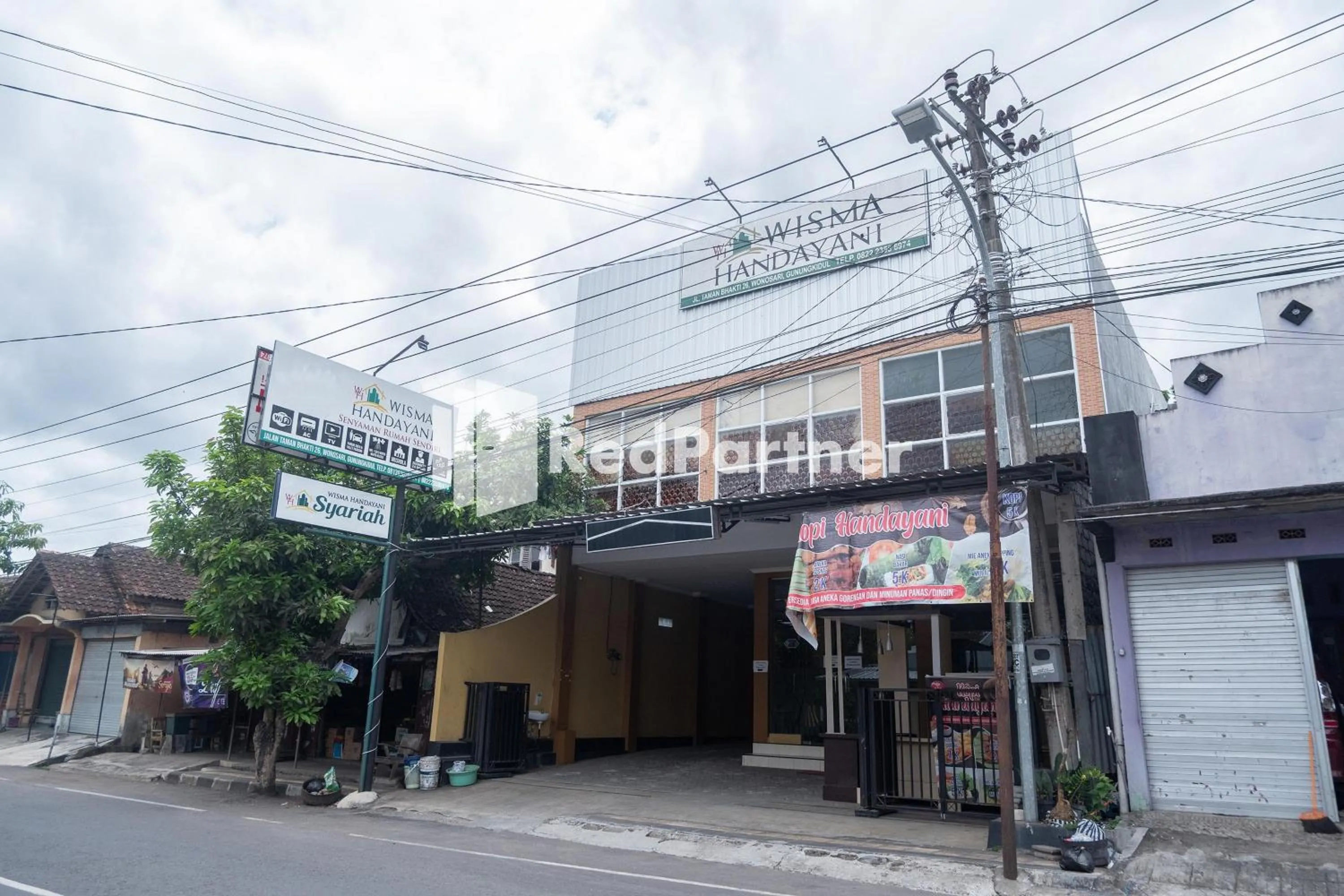Facade/entrance in Wisma Handayani Syariah RedPartner near RSUD Wonosari