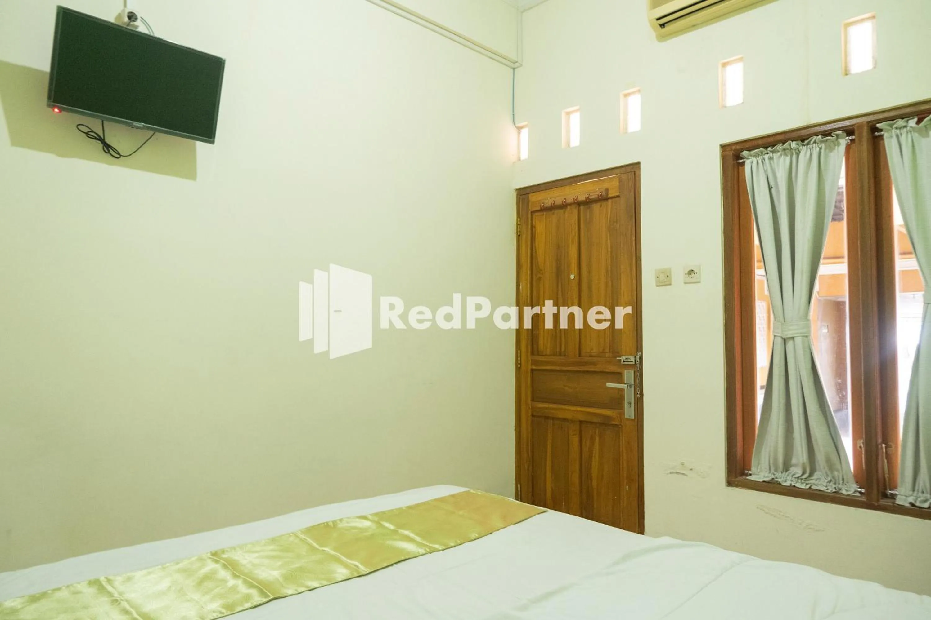 Bedroom, Bed in Wisma Handayani Syariah RedPartner near RSUD Wonosari