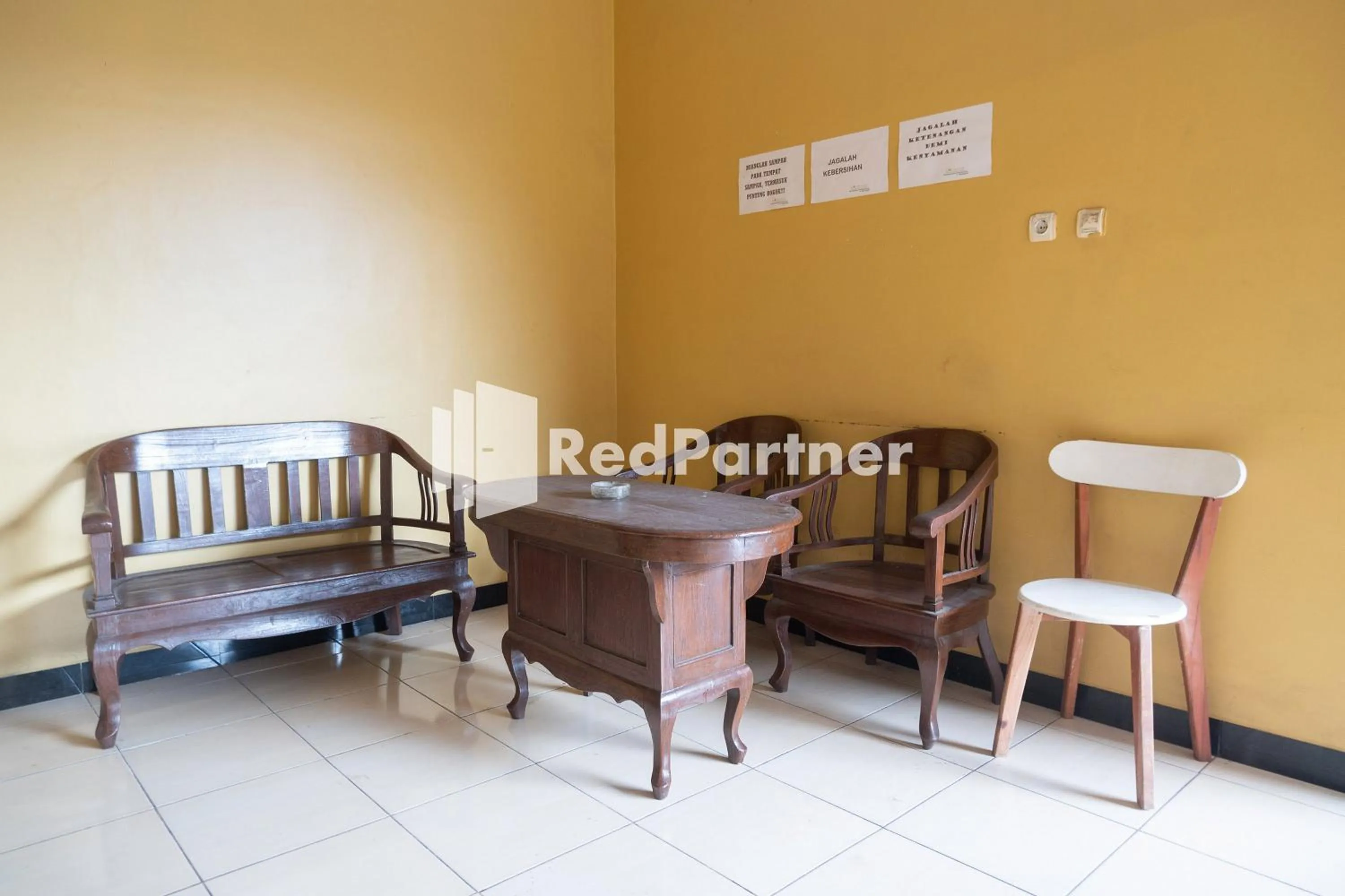 Seating area in Wisma Handayani Syariah RedPartner near RSUD Wonosari