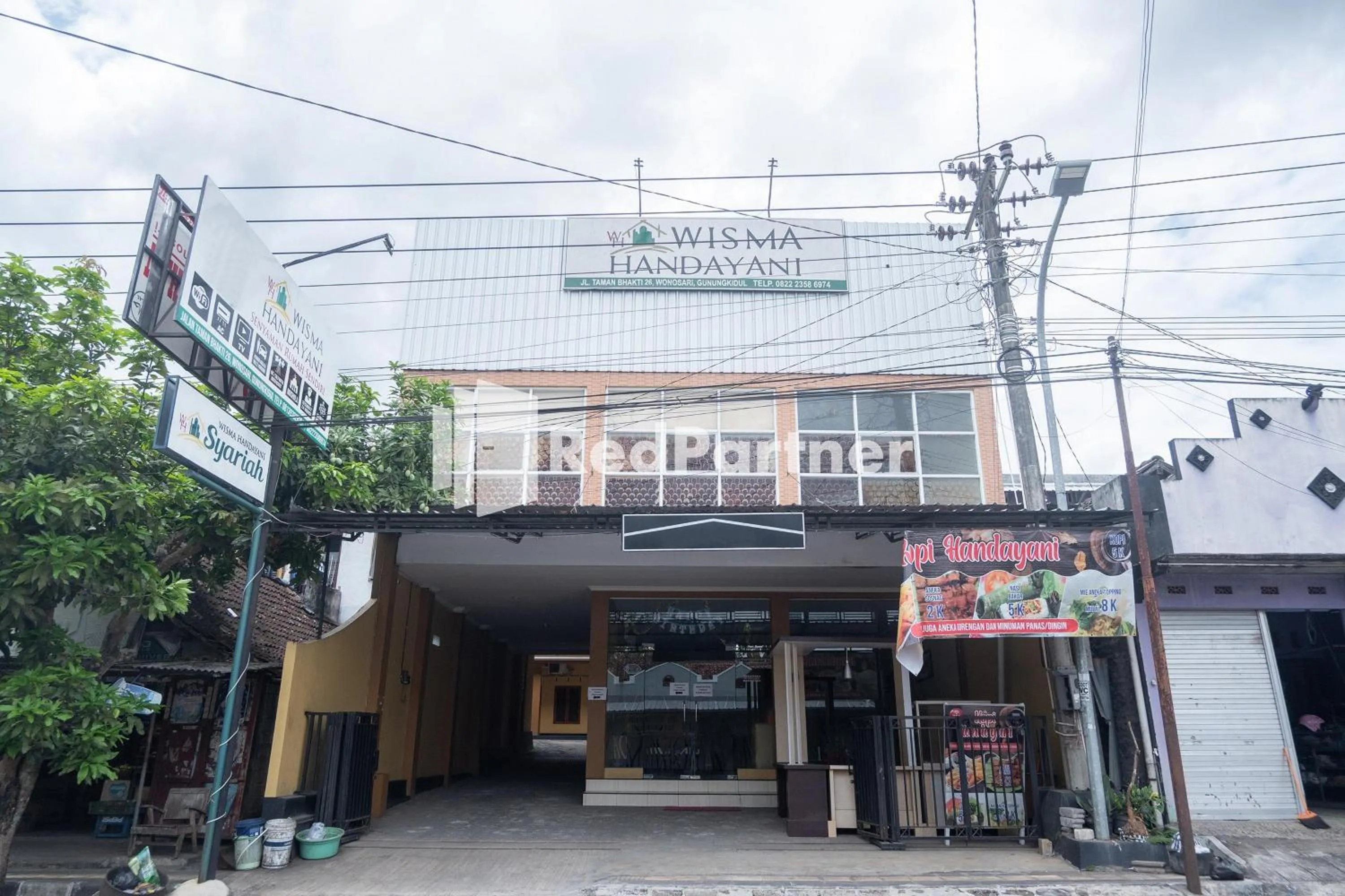 Facade/entrance in Wisma Handayani Syariah RedPartner near RSUD Wonosari