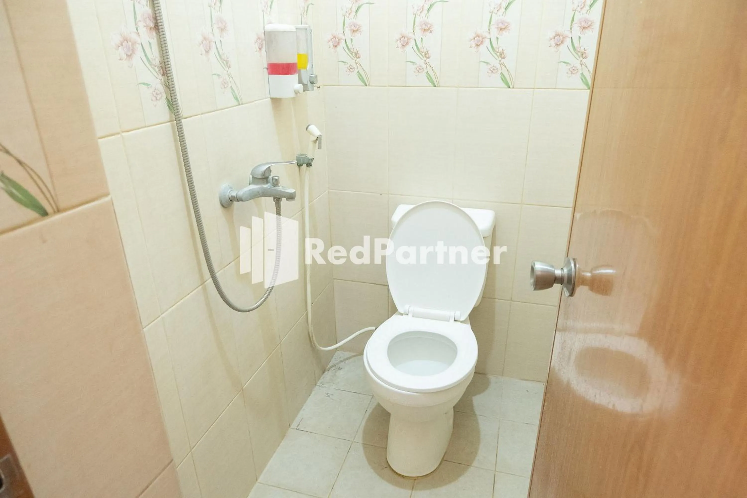 Bathroom in Wisma Handayani Syariah RedPartner near RSUD Wonosari