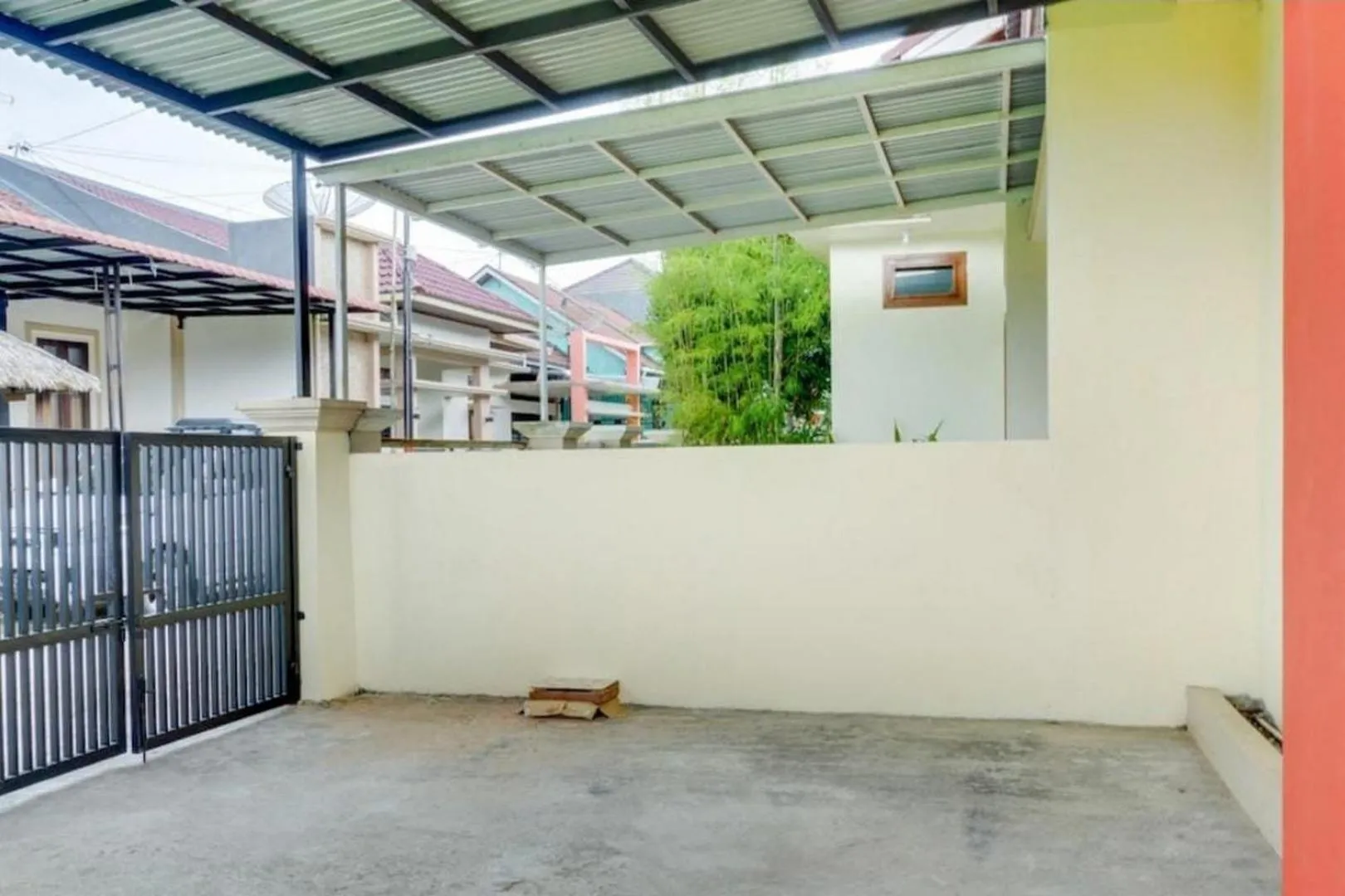 Parking in RedDoorz Syariah at Galliano Homestay Bukittinggi