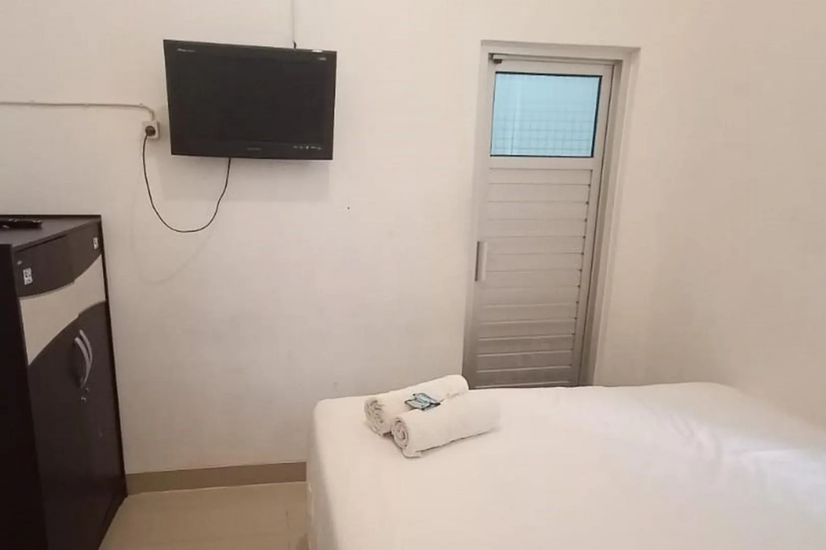 TV and multimedia in RedDoorz Syariah at Galliano Homestay Bukittinggi