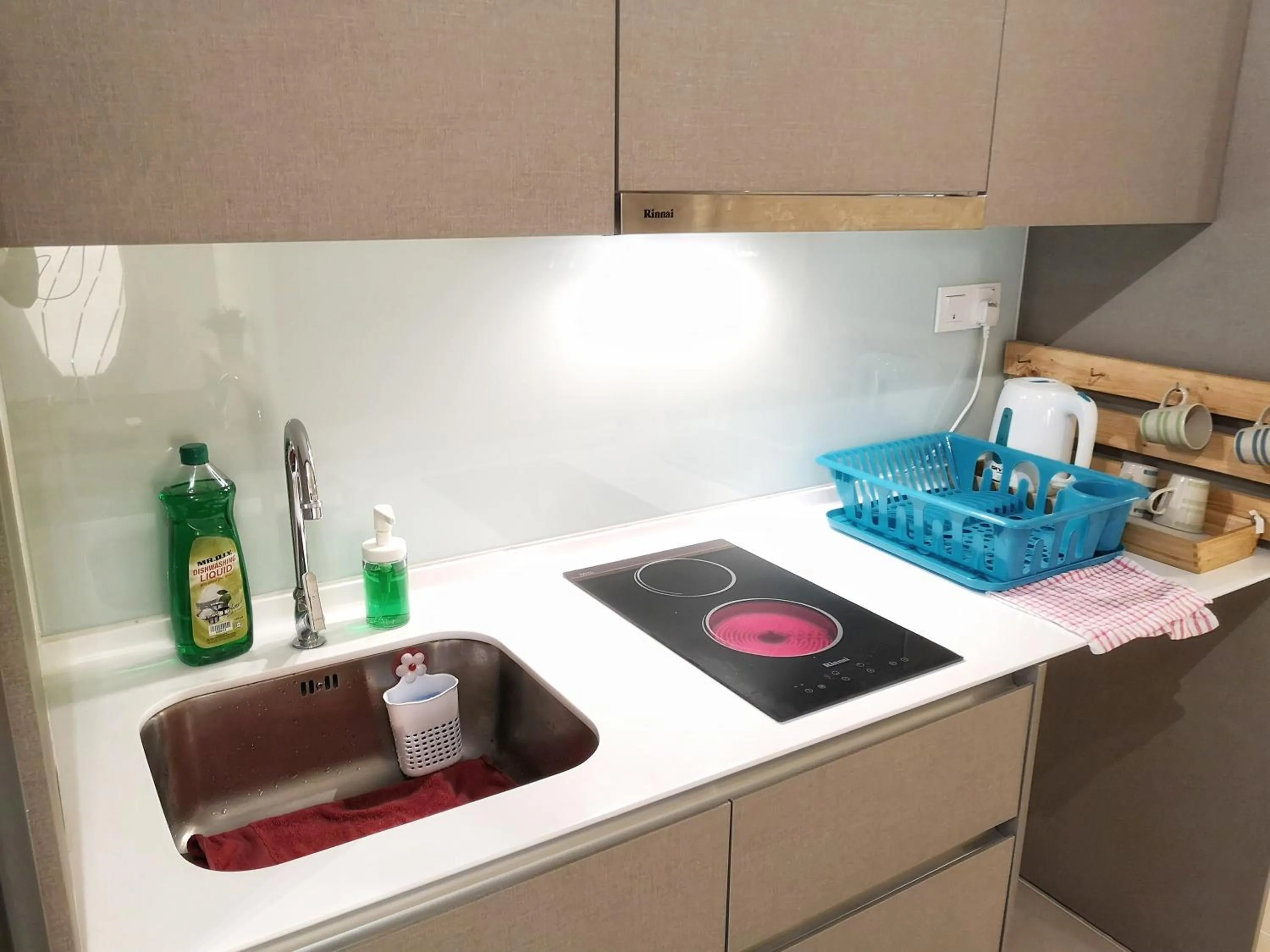 Kitchen or kitchenette in Tamarind Suites by BeeStay Management