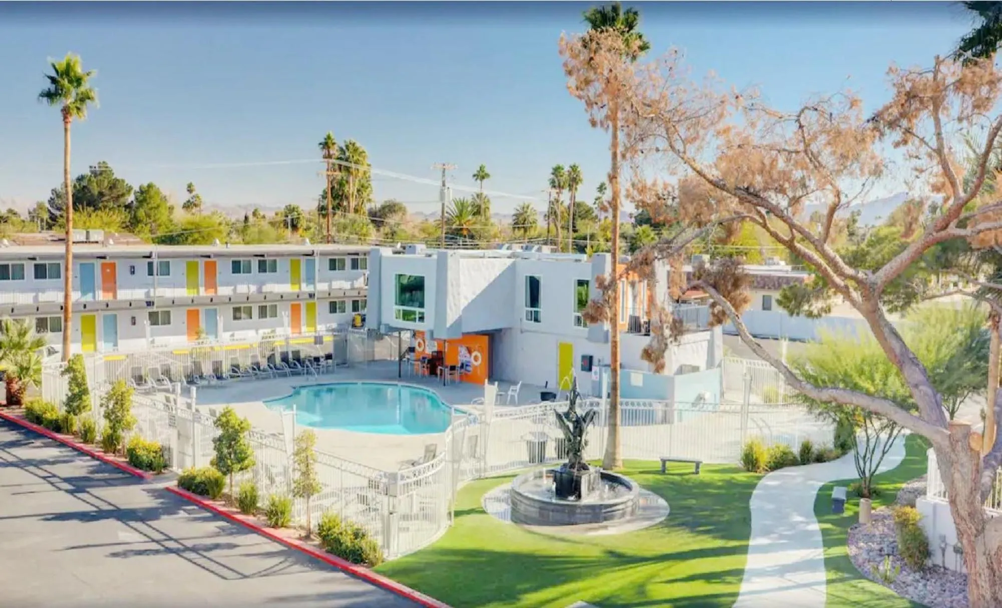Swimming pool in Bposhtels Las Vegas