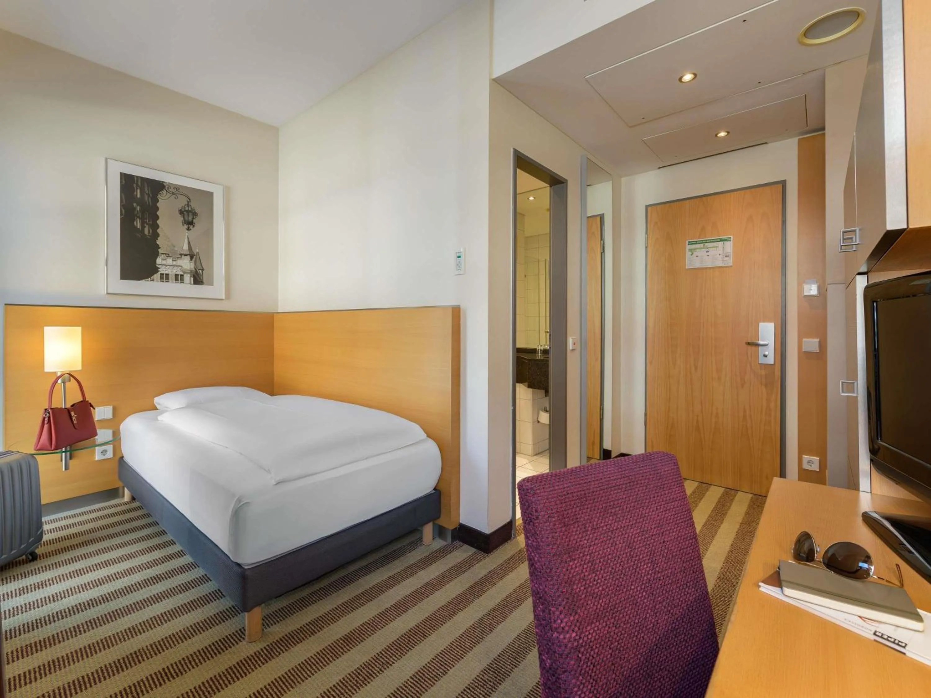 Bedroom, Bed in Mercure Hotel Aachen Am Dom