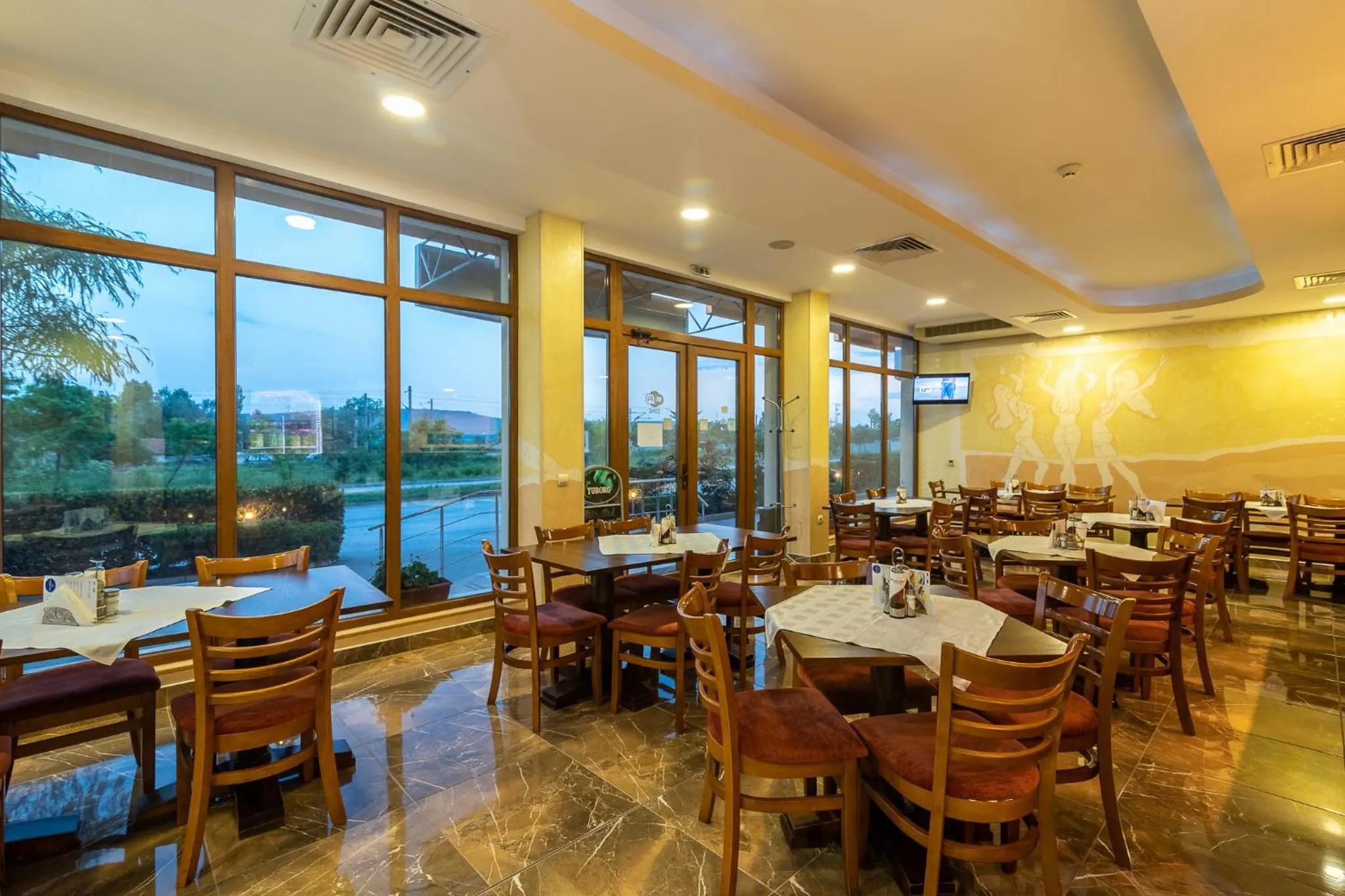 Restaurant/places to eat in Adamo Hotel