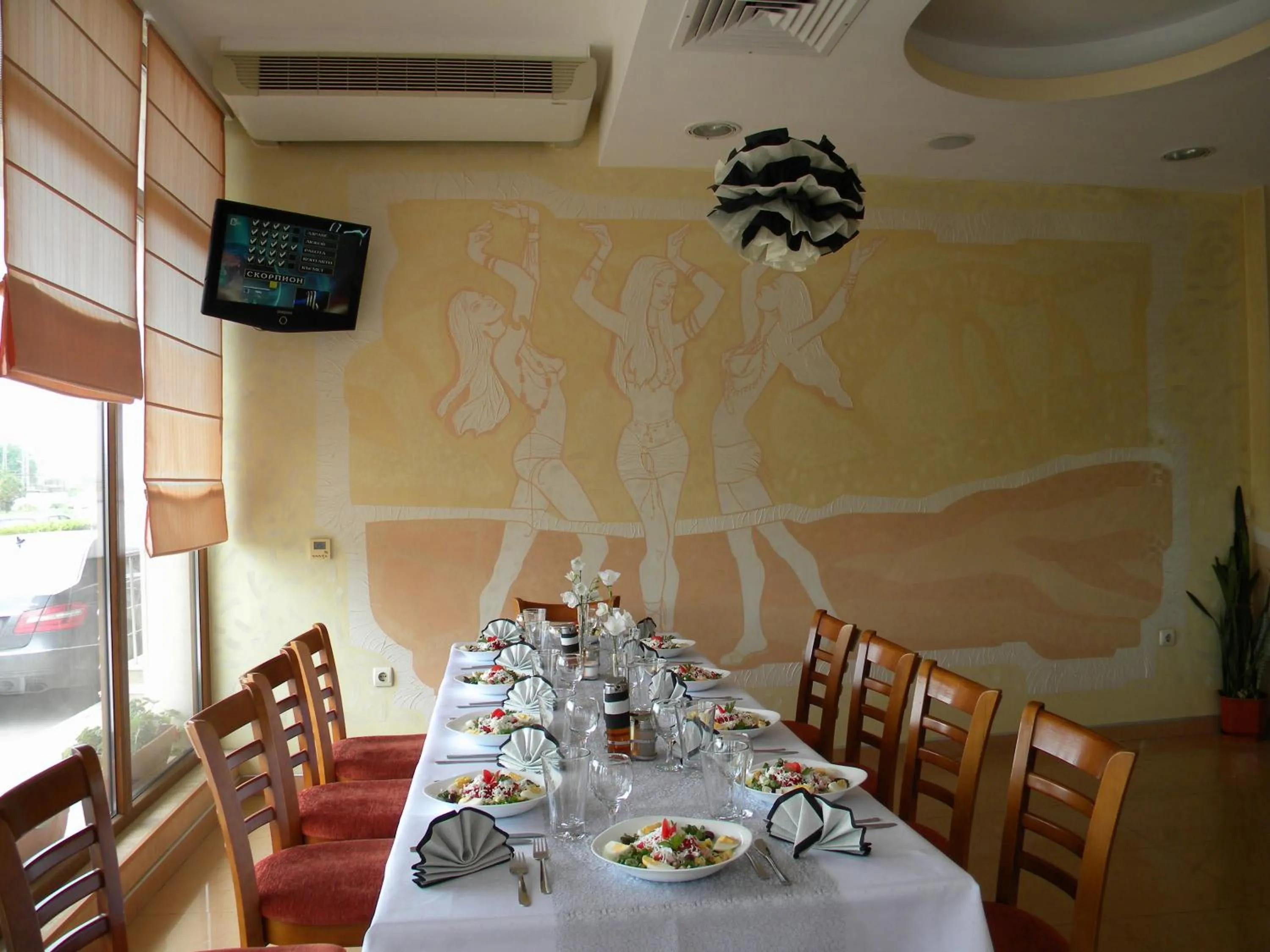 Restaurant/places to eat in Adamo Hotel
