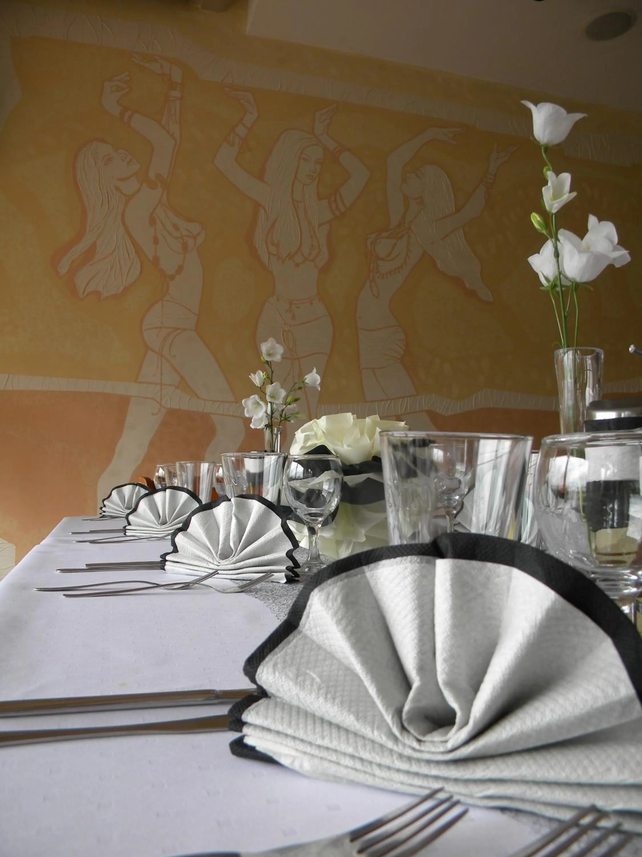 Restaurant/places to eat in Adamo Hotel