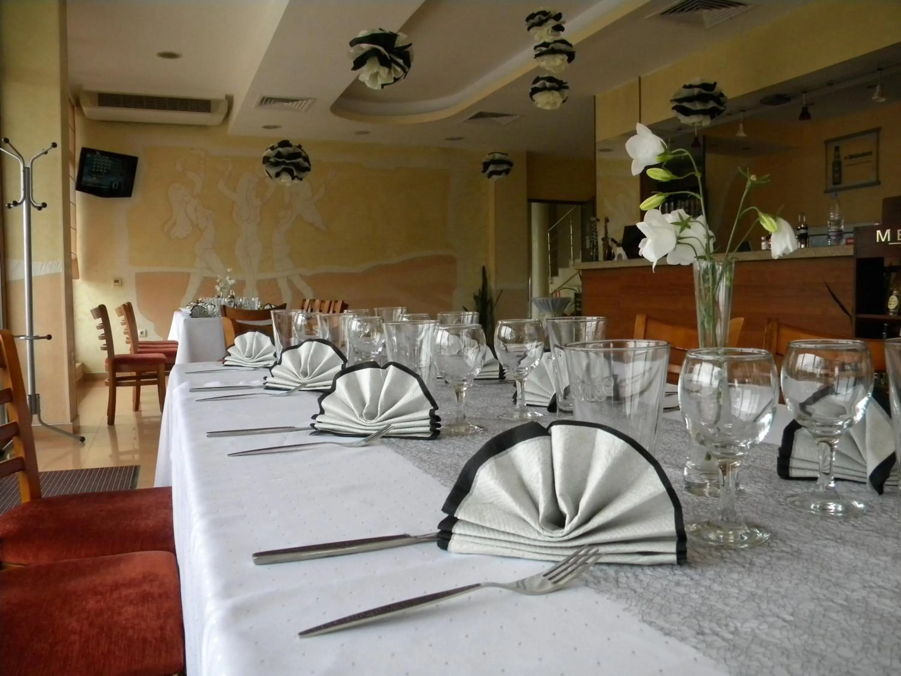 Restaurant/places to eat in Adamo Hotel