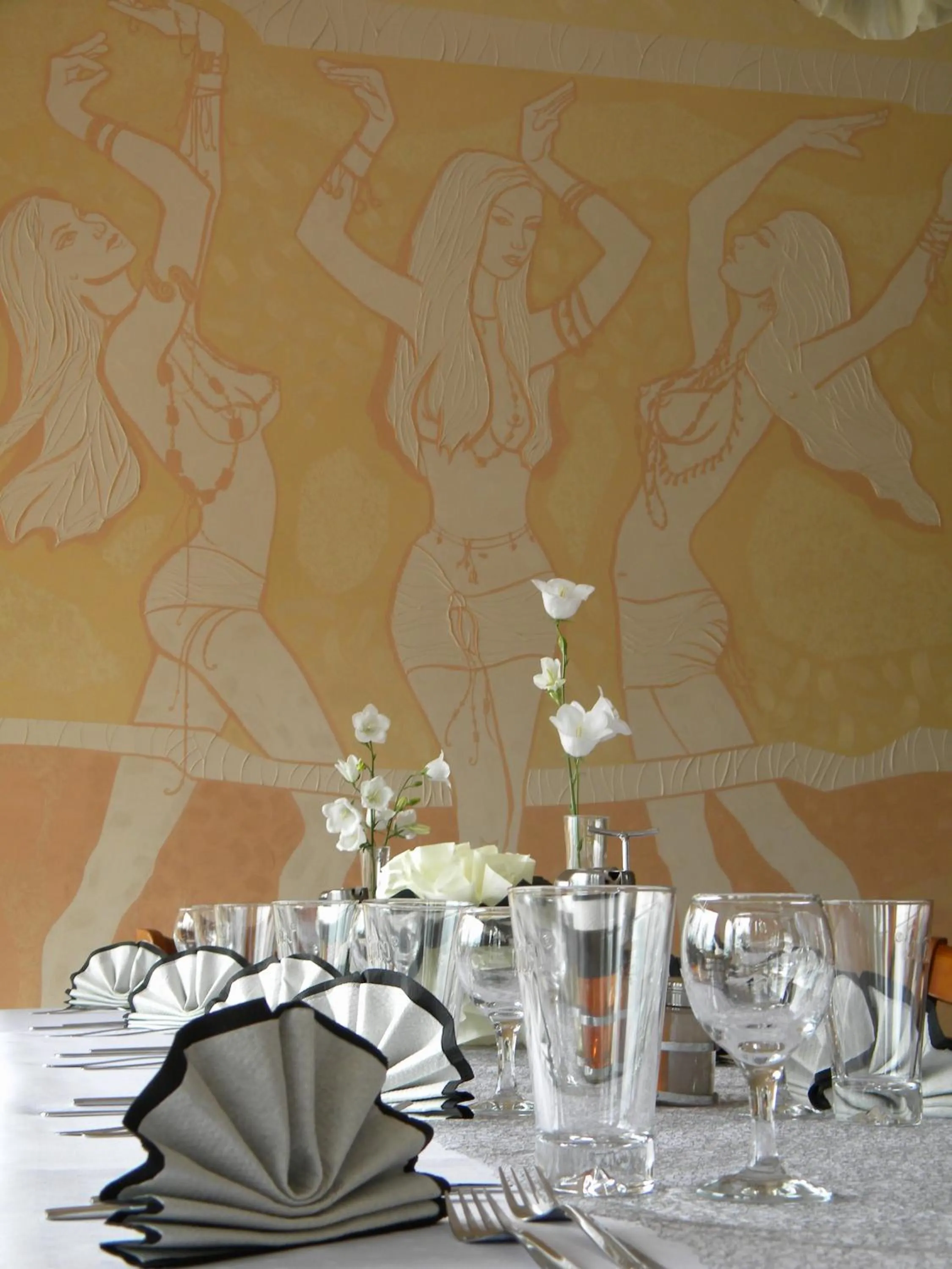 Restaurant/places to eat in Adamo Hotel