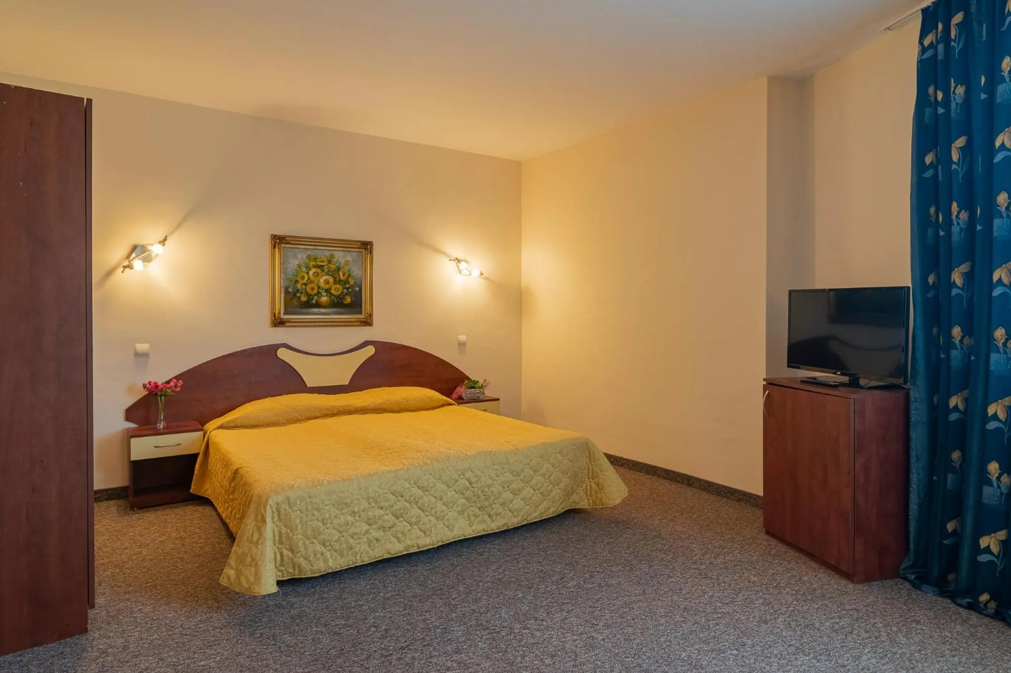 TV and multimedia, Bed in Adamo Hotel