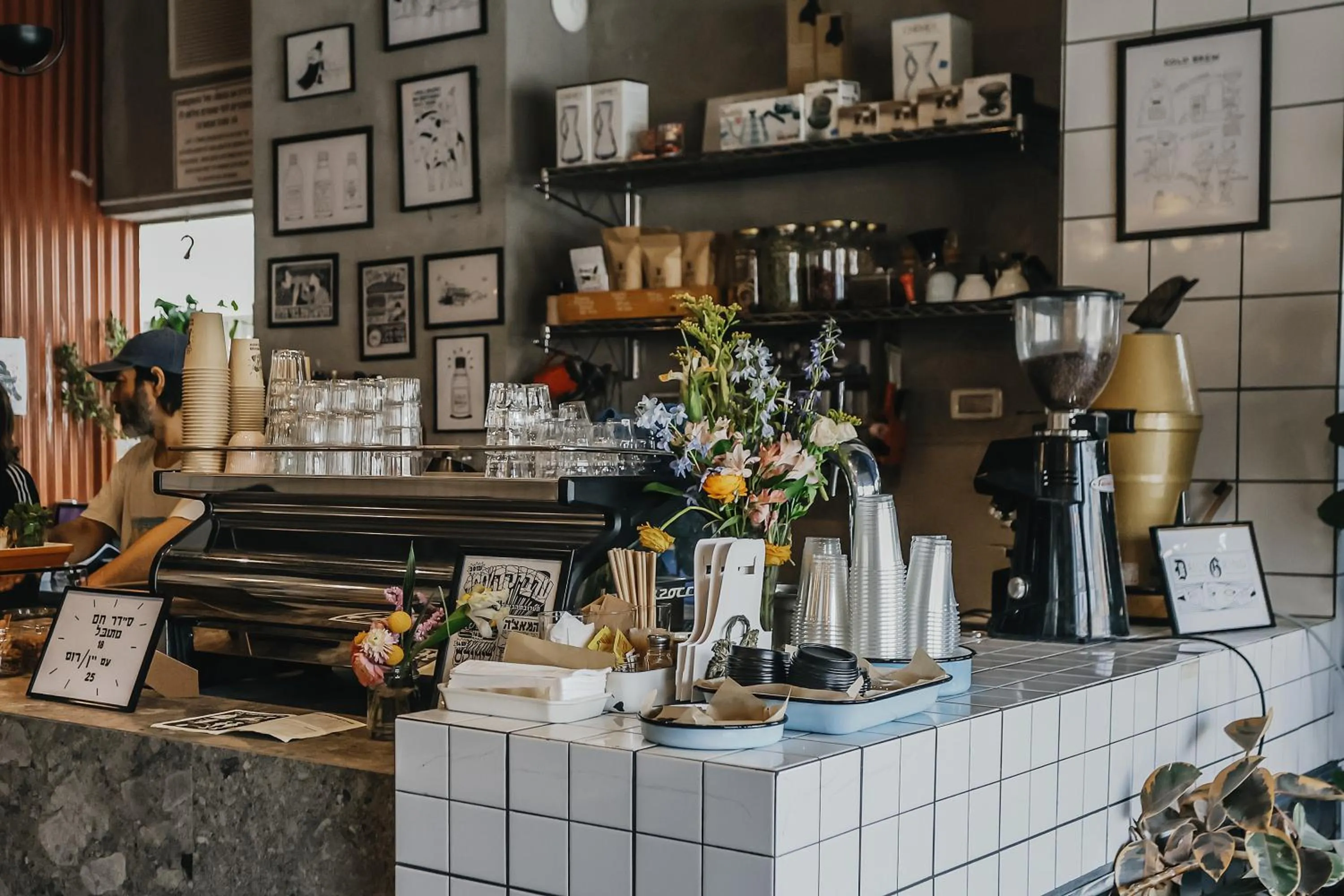 Coffee/tea facilities in Domus Metro Hotel