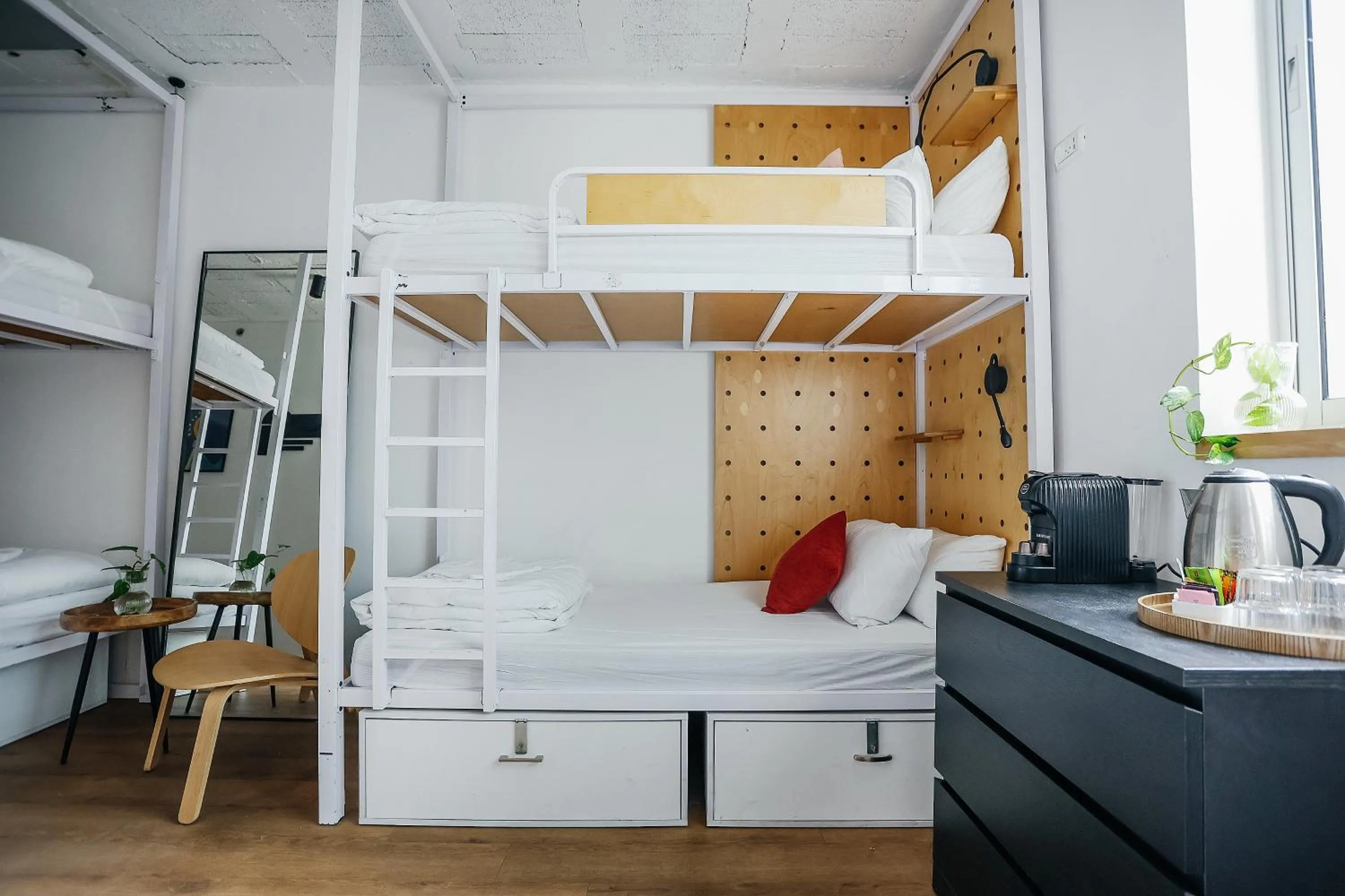 Kitchen or kitchenette, Bed in Domus Metro Hotel