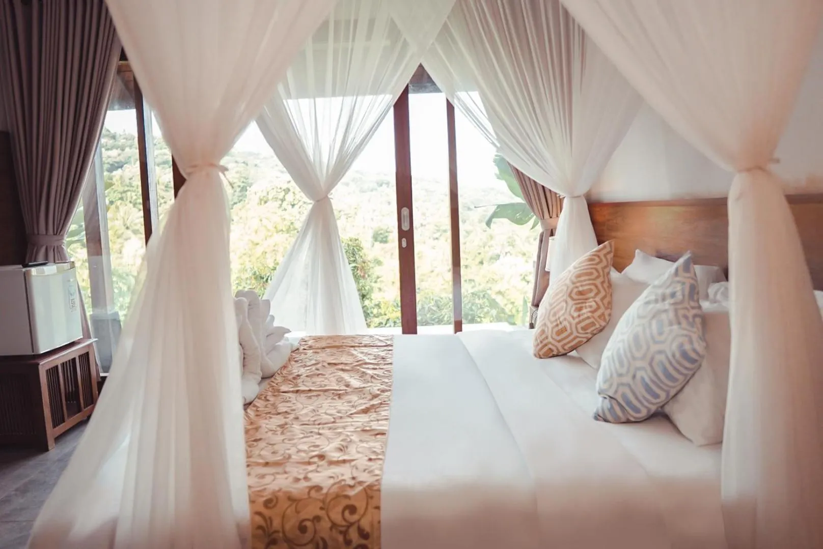 Communal lounge/ TV room, Bed in Abinawa Hill