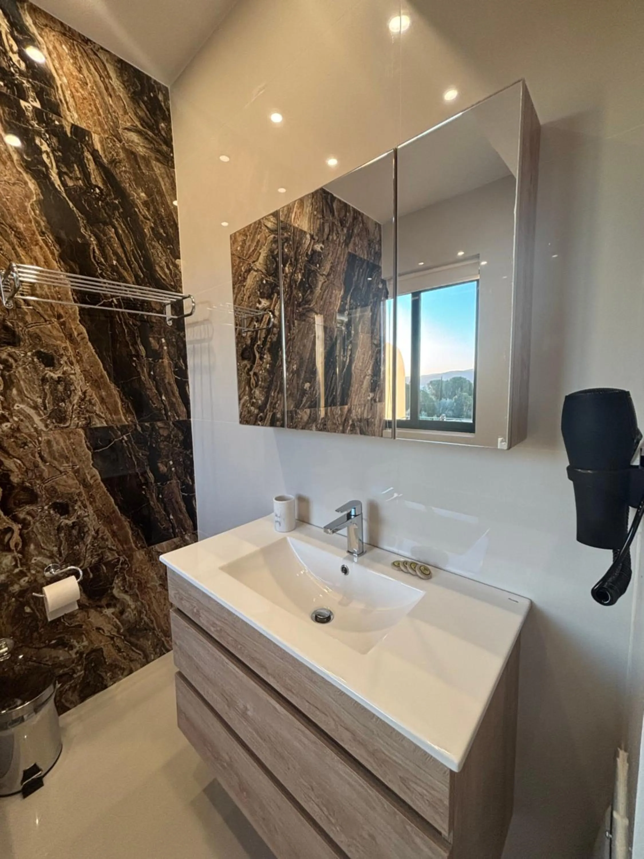 Ampoulos Rooms & Apartments