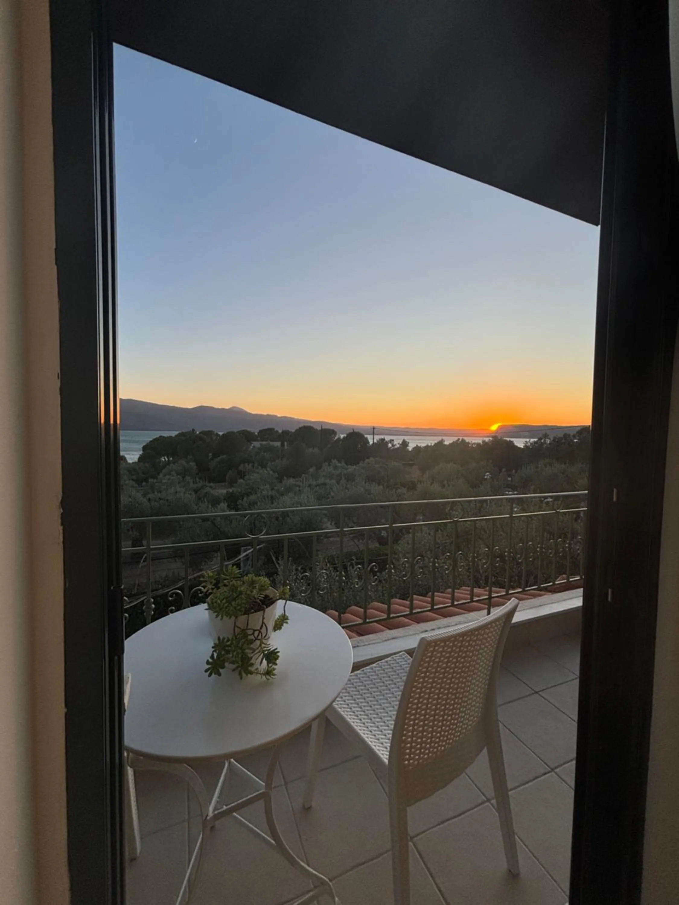 Ampoulos Rooms & Apartments