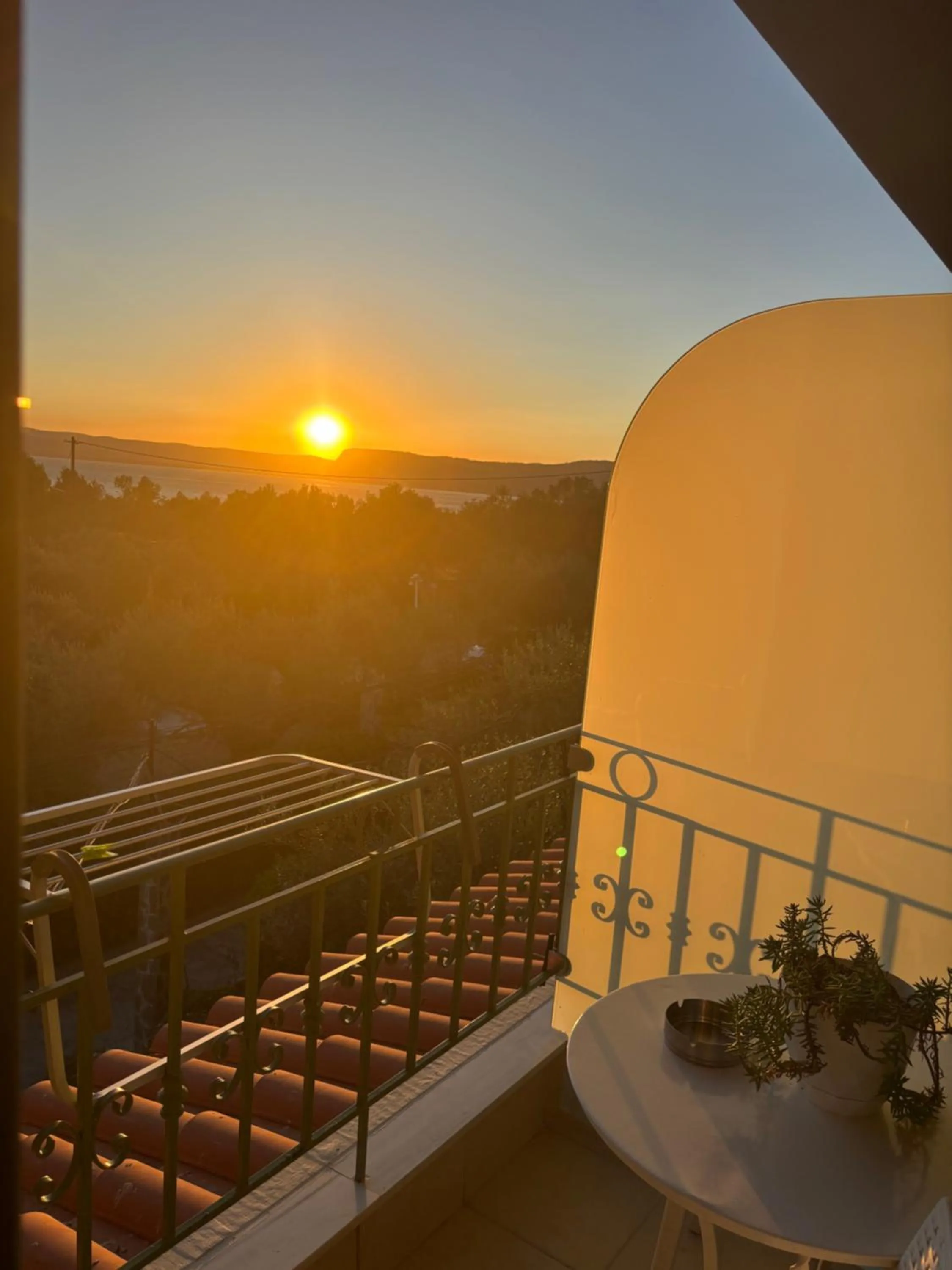 Ampoulos Rooms & Apartments