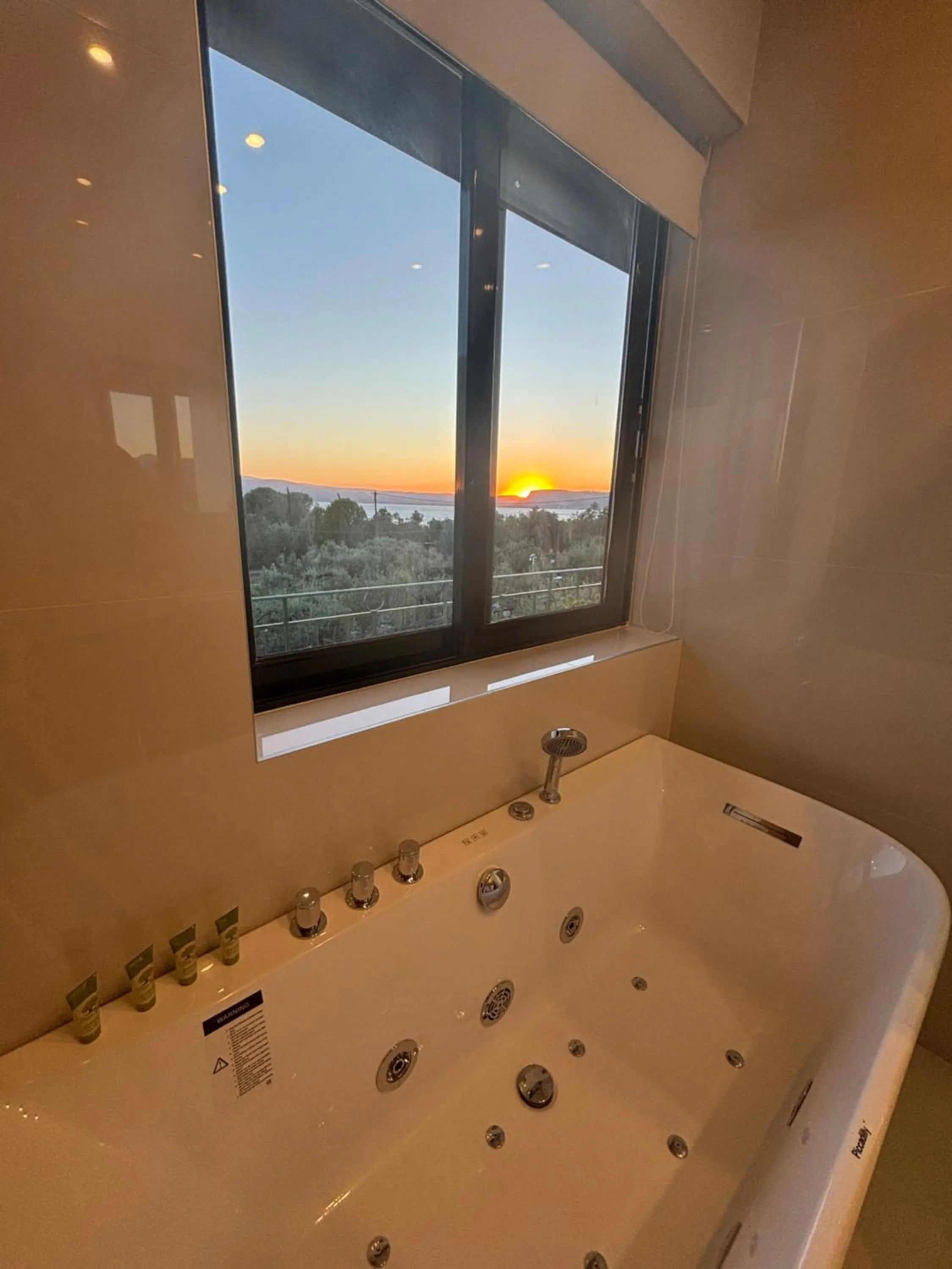 Ampoulos Rooms & Apartments