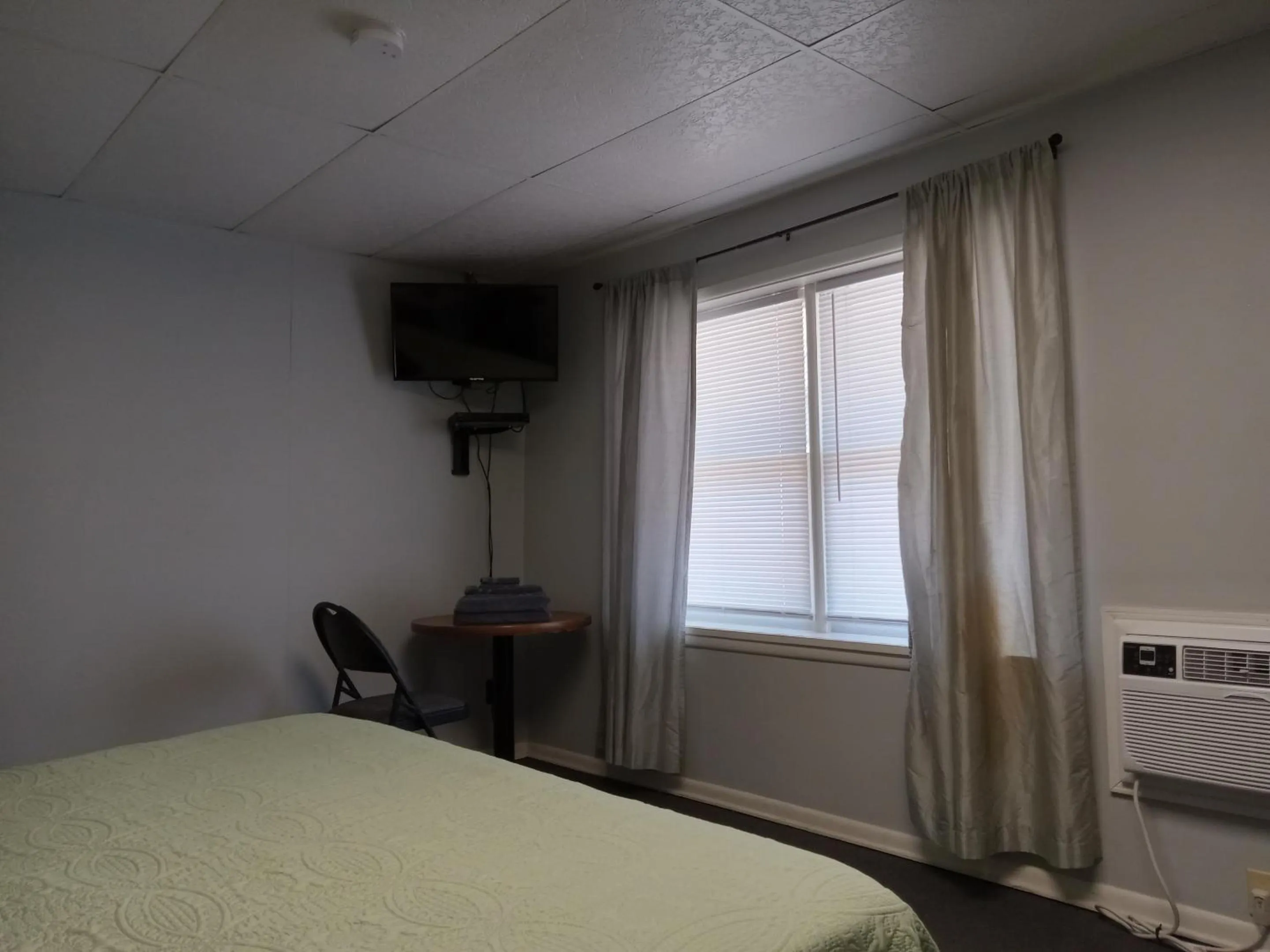 Bedroom in HICKORY SHADES MOTEL