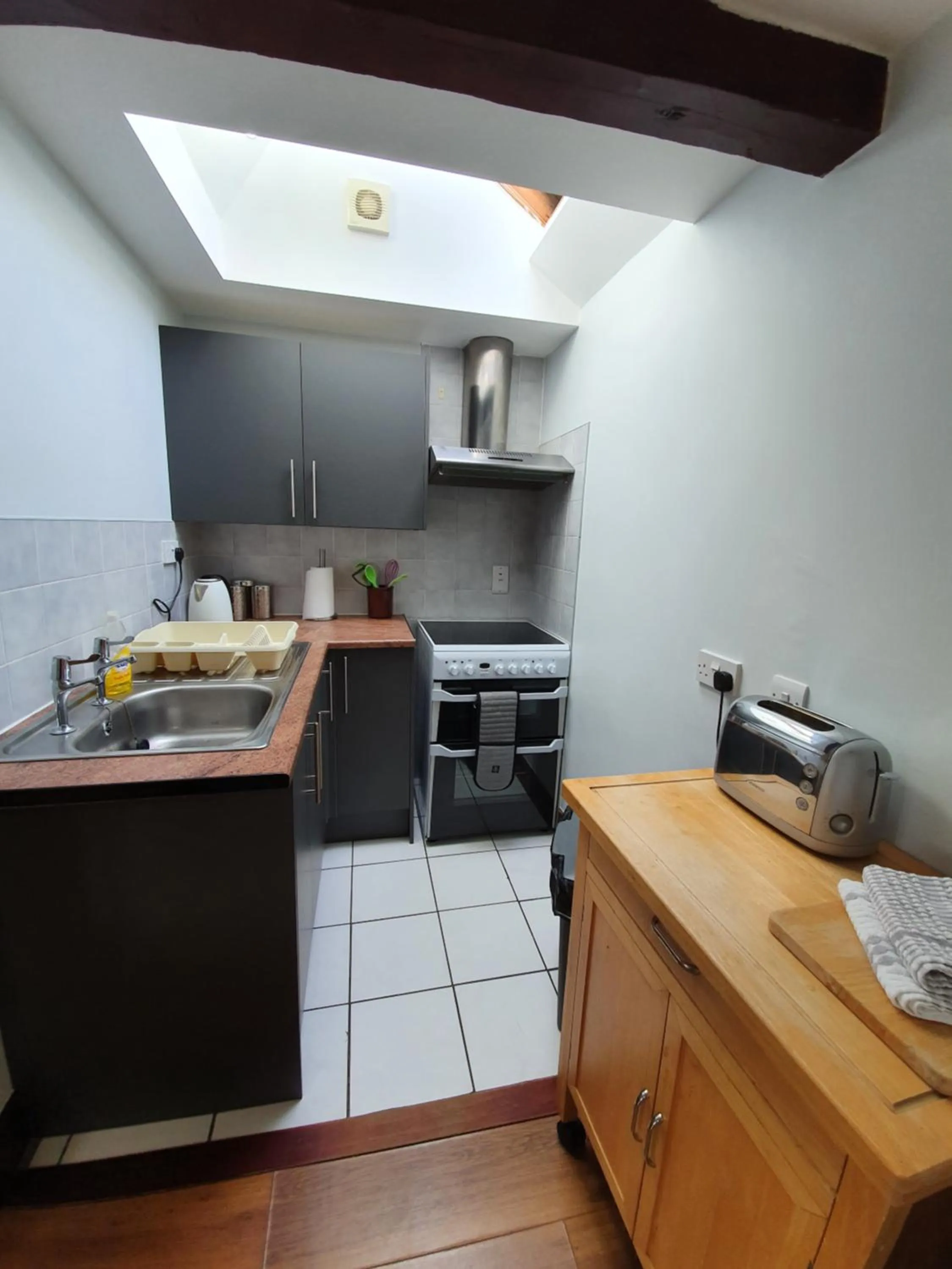 Kitchen or kitchenette in Low Farm Cottages