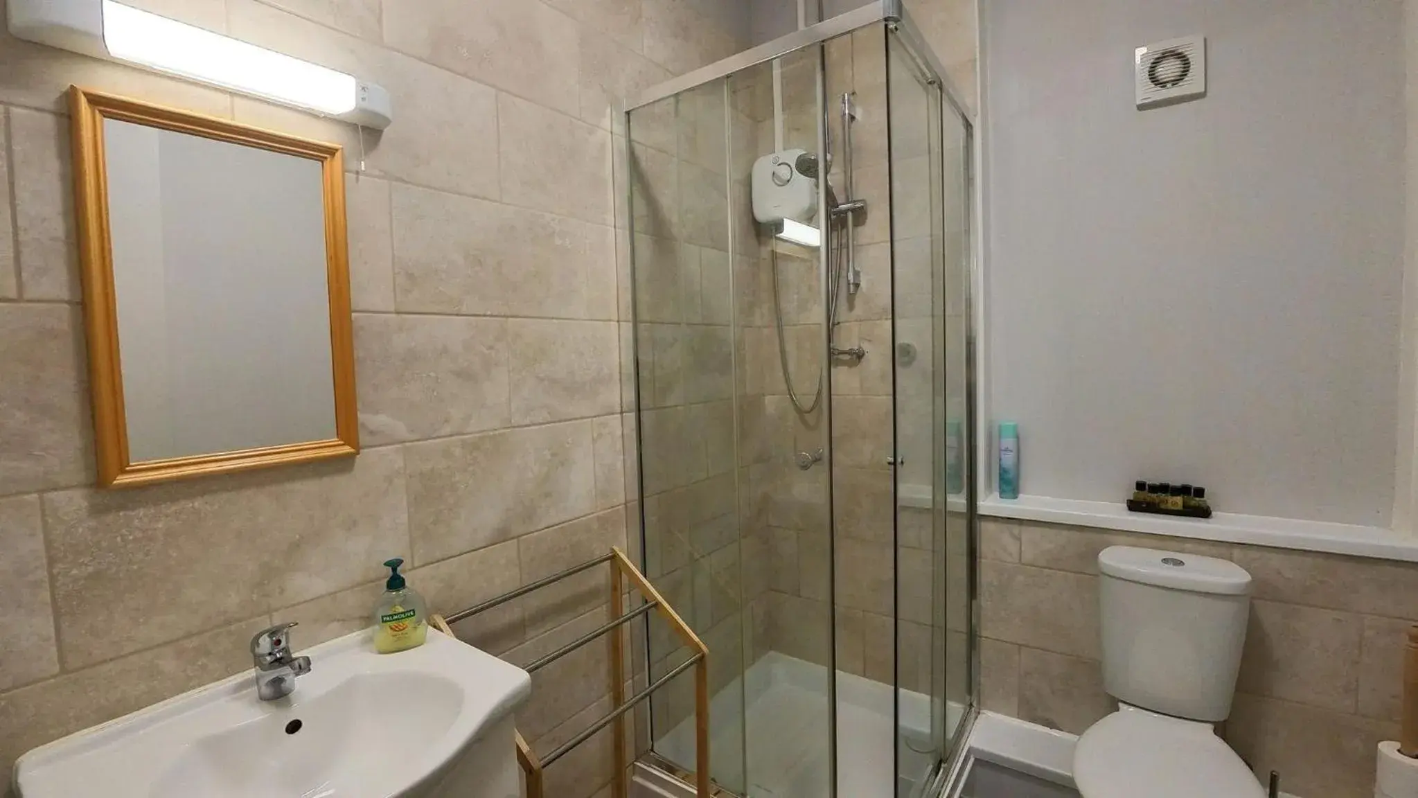 Single Room with Shared Bathroom in Royal Temple Yacht Club Single Room with Shared Bathroom in Royal Temple Yacht Club