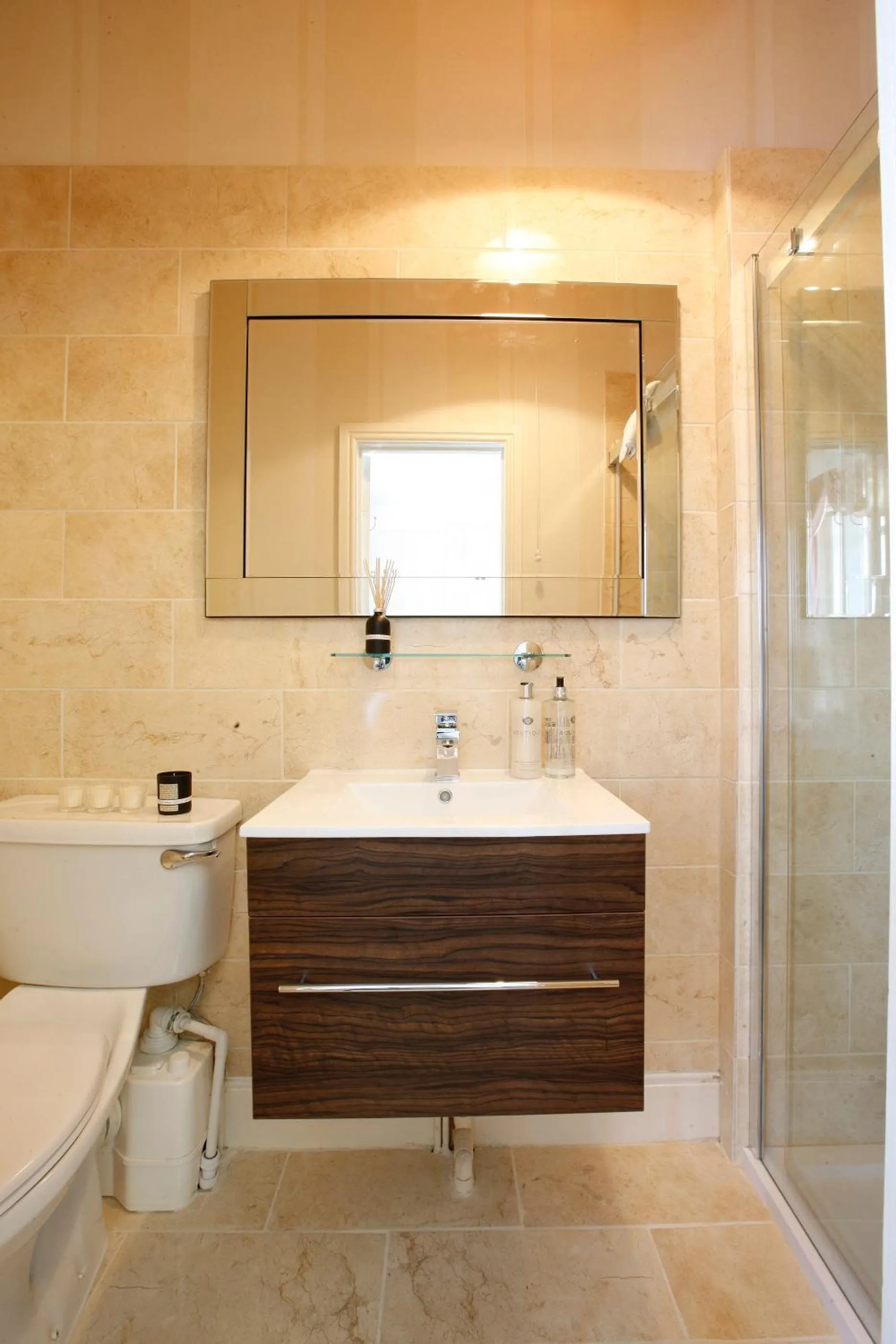 Bathroom in Beaufort Lodge - Town centre - Free parking