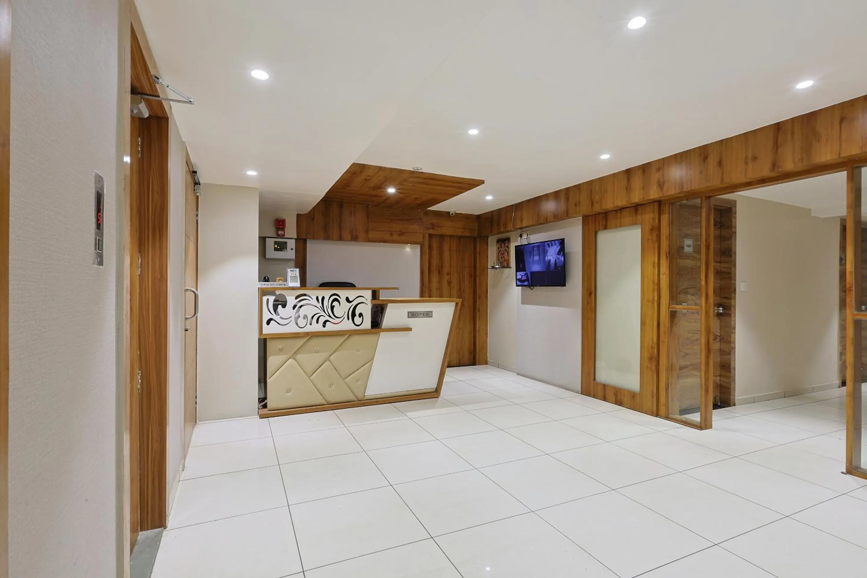 Lobby or reception in HOTEL SHALIGRAM