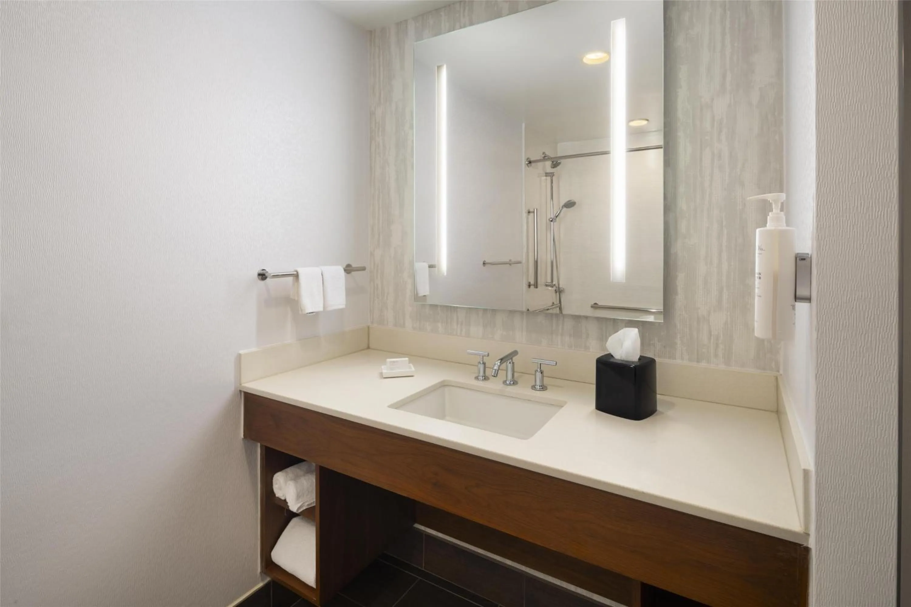 Bathroom in Hilton Garden Inn New York/Midtown Park Avenue