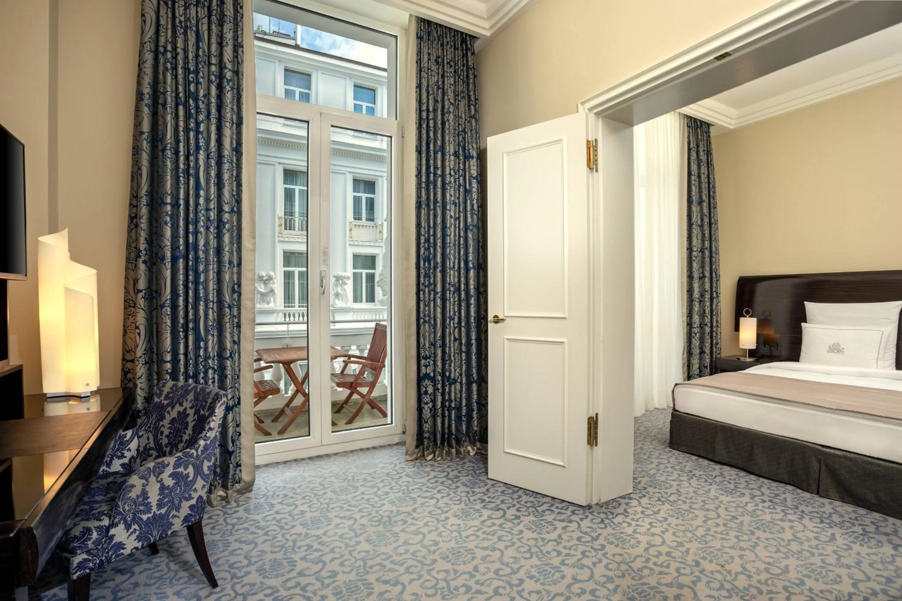 Photo of the whole room, Bed in Hotel Atlantic Hamburg, Autograph Collection