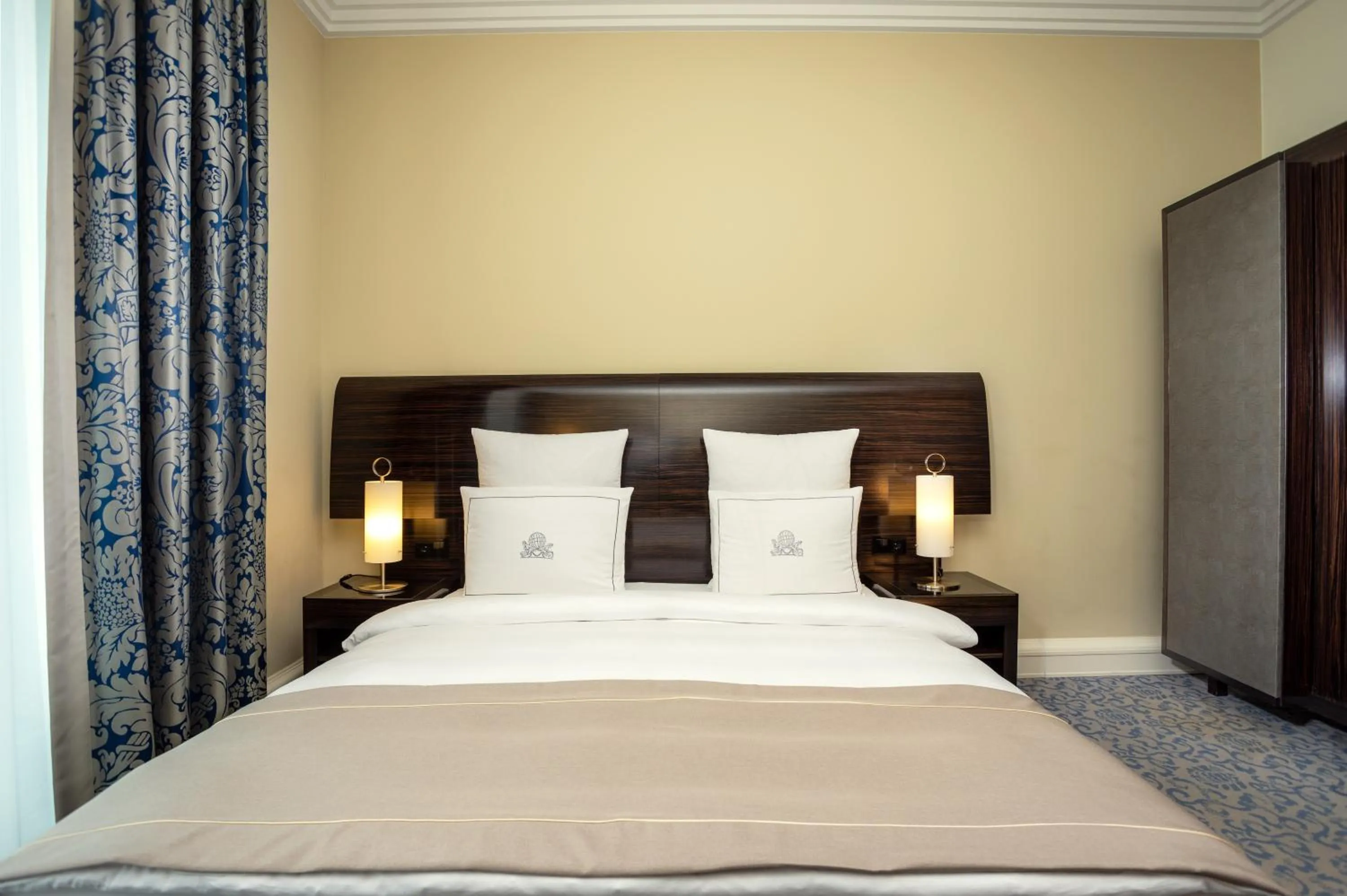 Bedroom, Bed in Hotel Atlantic Hamburg, Autograph Collection