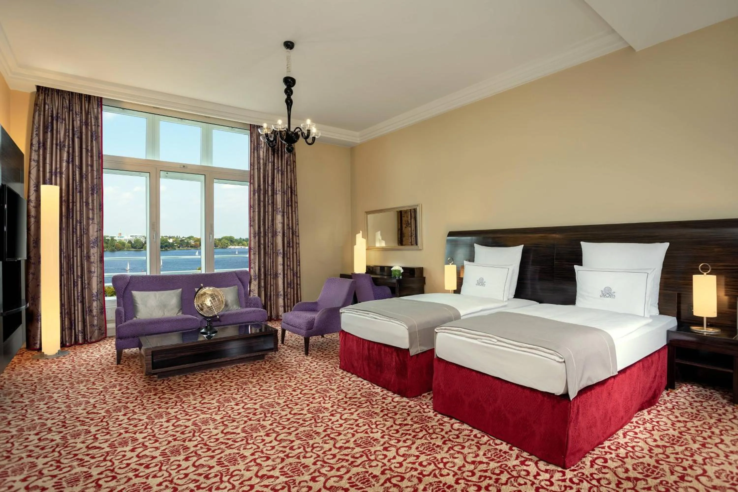 Photo of the whole room, Bed in Hotel Atlantic Hamburg, Autograph Collection