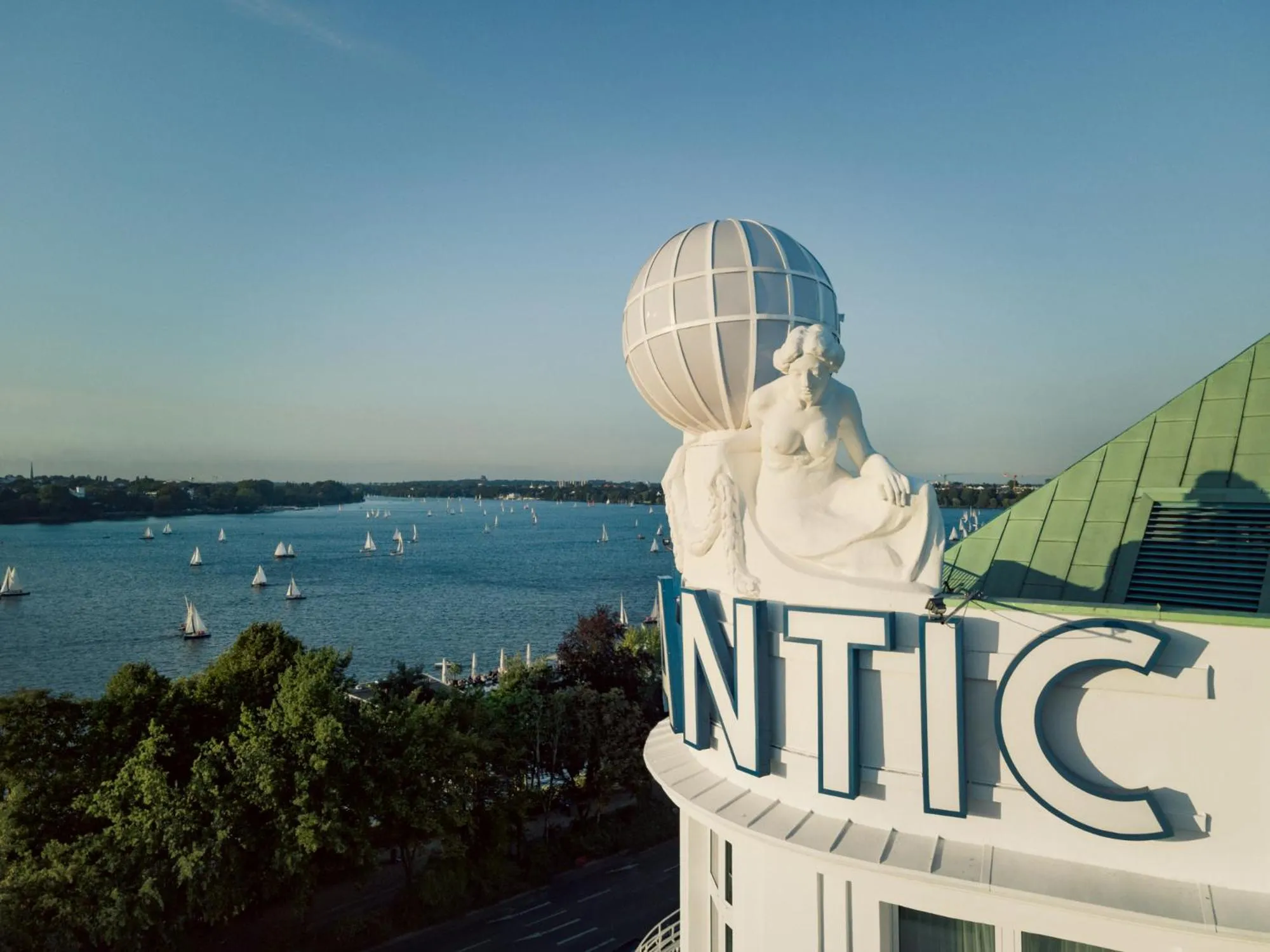 Day in Hotel Atlantic Hamburg, Autograph Collection