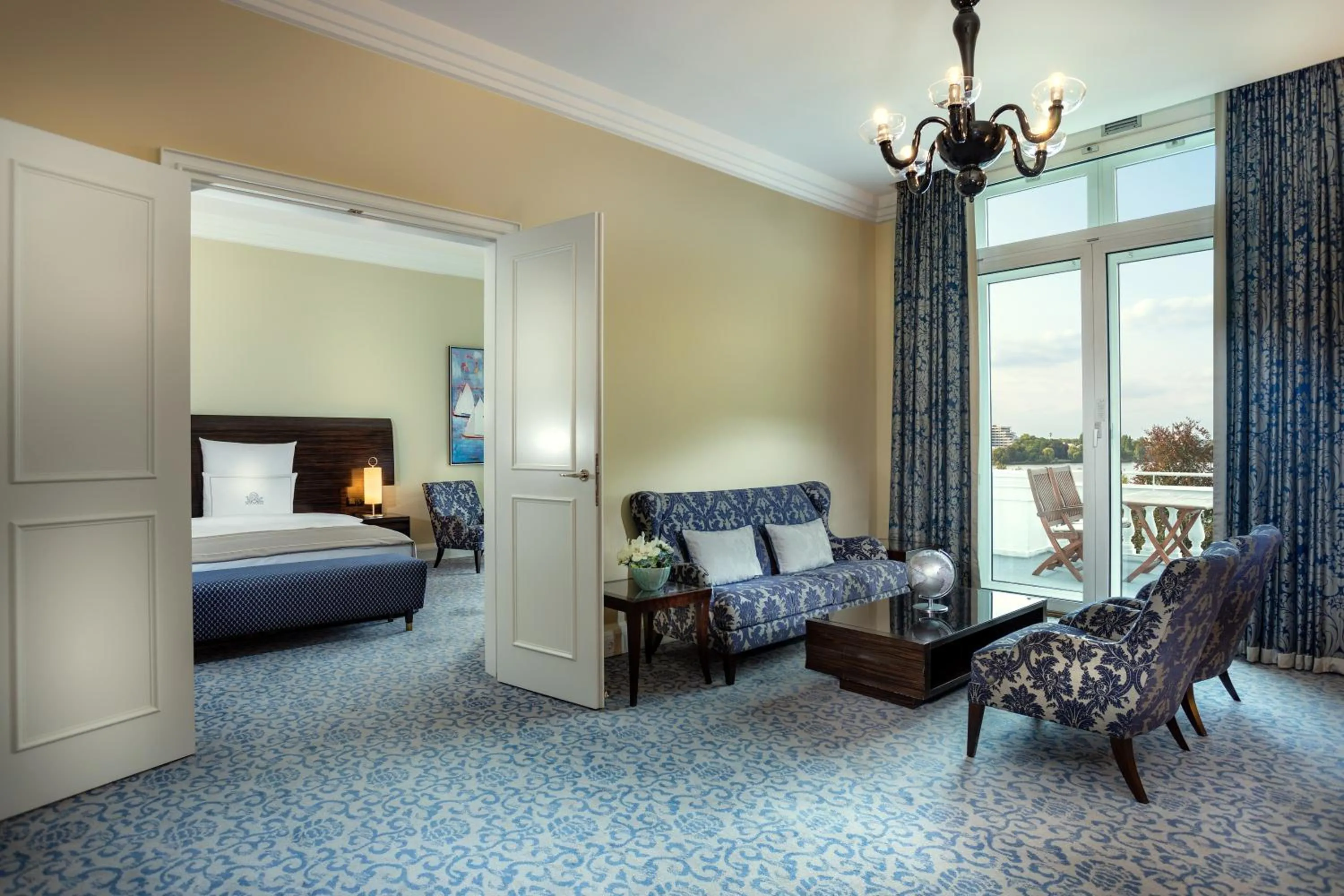 Living room, Bed in Hotel Atlantic Hamburg, Autograph Collection