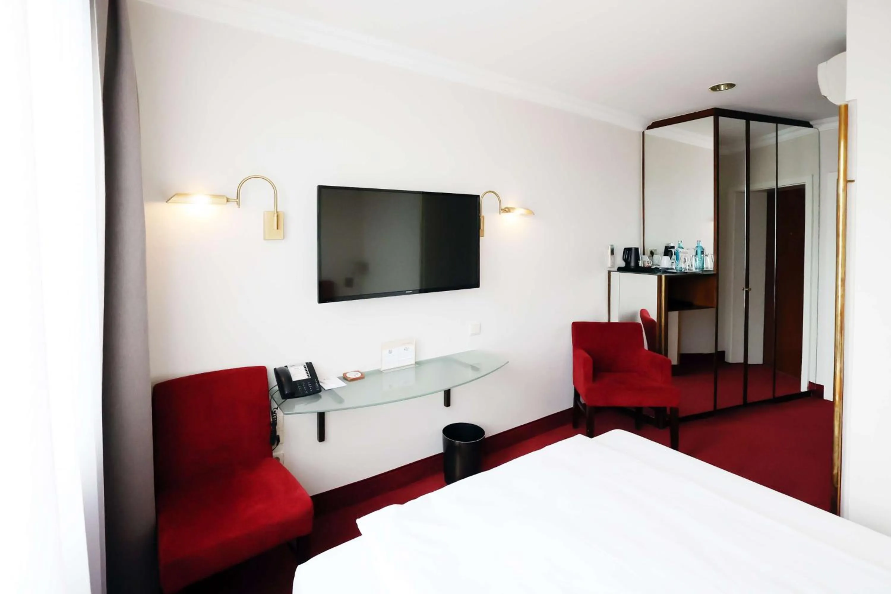 Bedroom, Bed in Best Western Plus Hotel St. Raphael