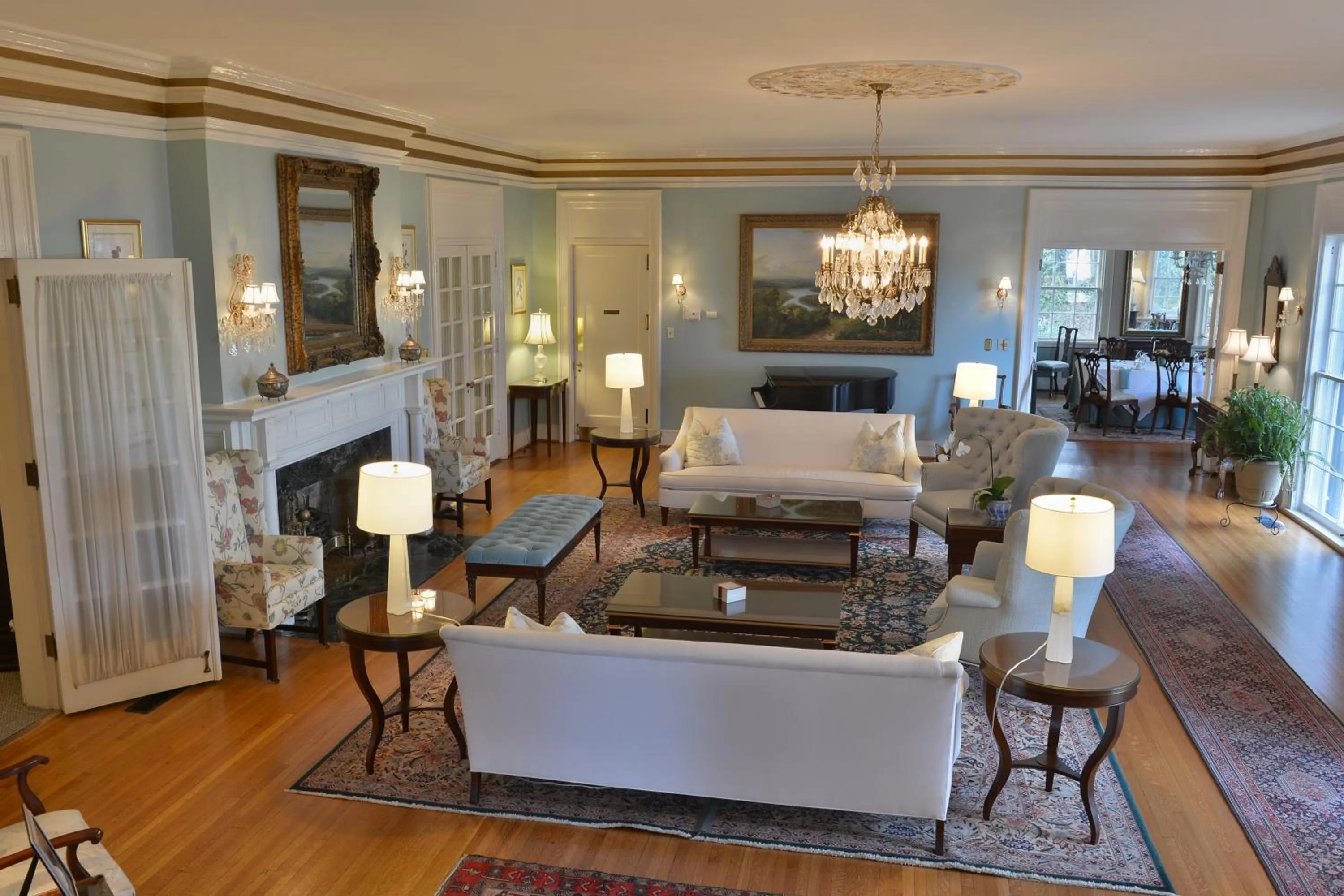 Communal lounge/ TV room in The Morehead Inn