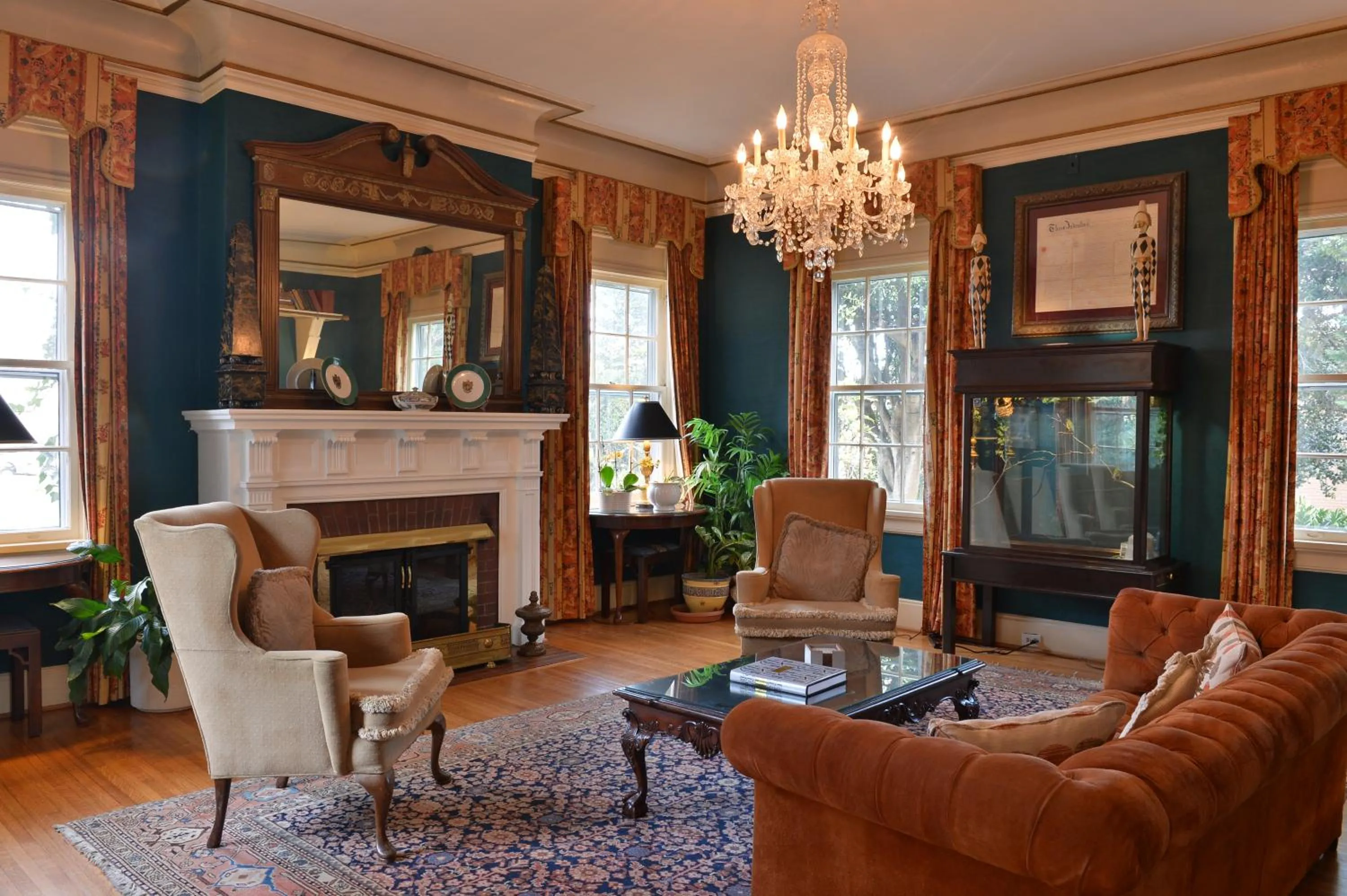 Communal lounge/ TV room in The Morehead Inn