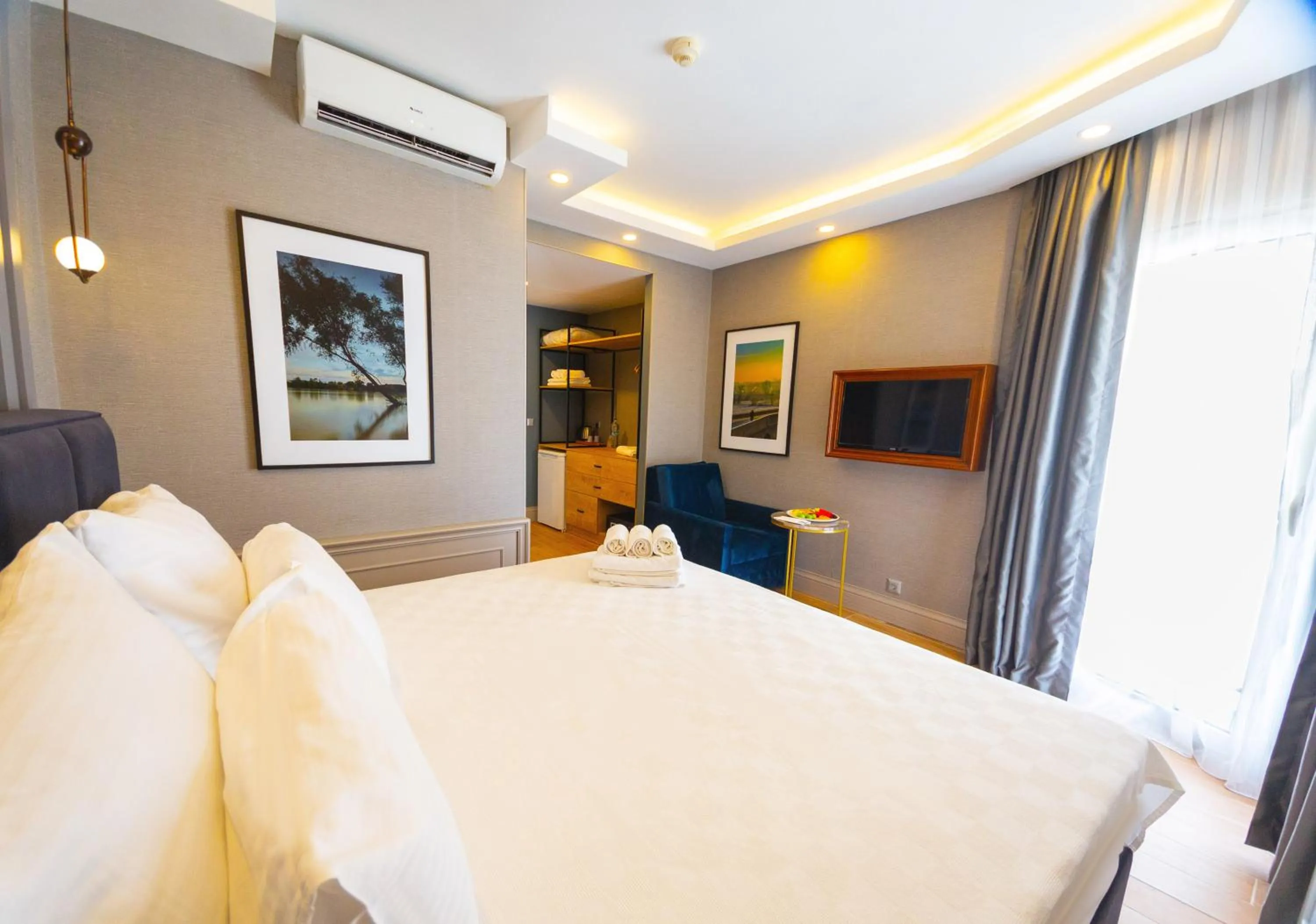 hair dresser, Bed in Alan Suites