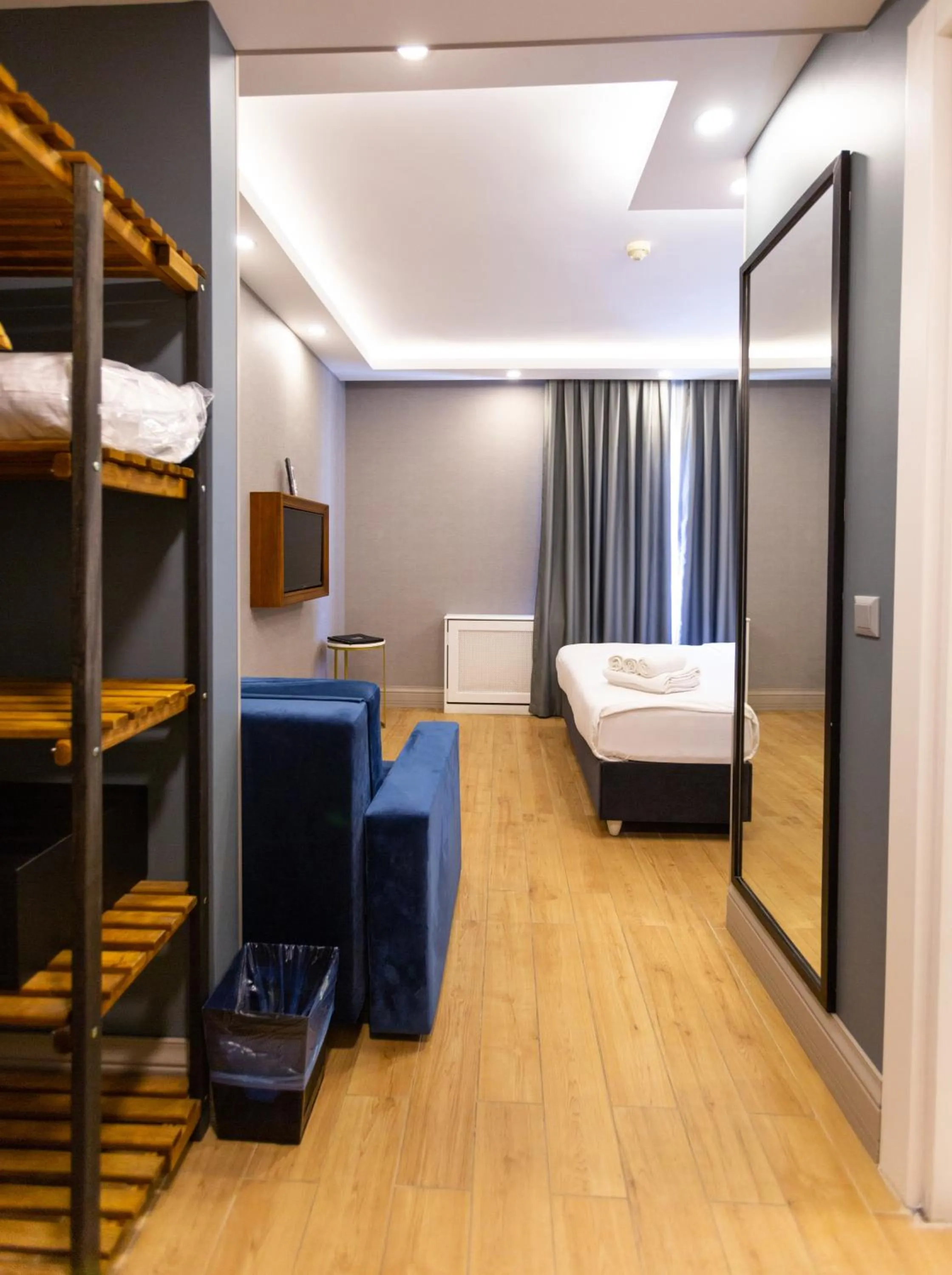 Photo of the whole room, Bed in Alan Suites