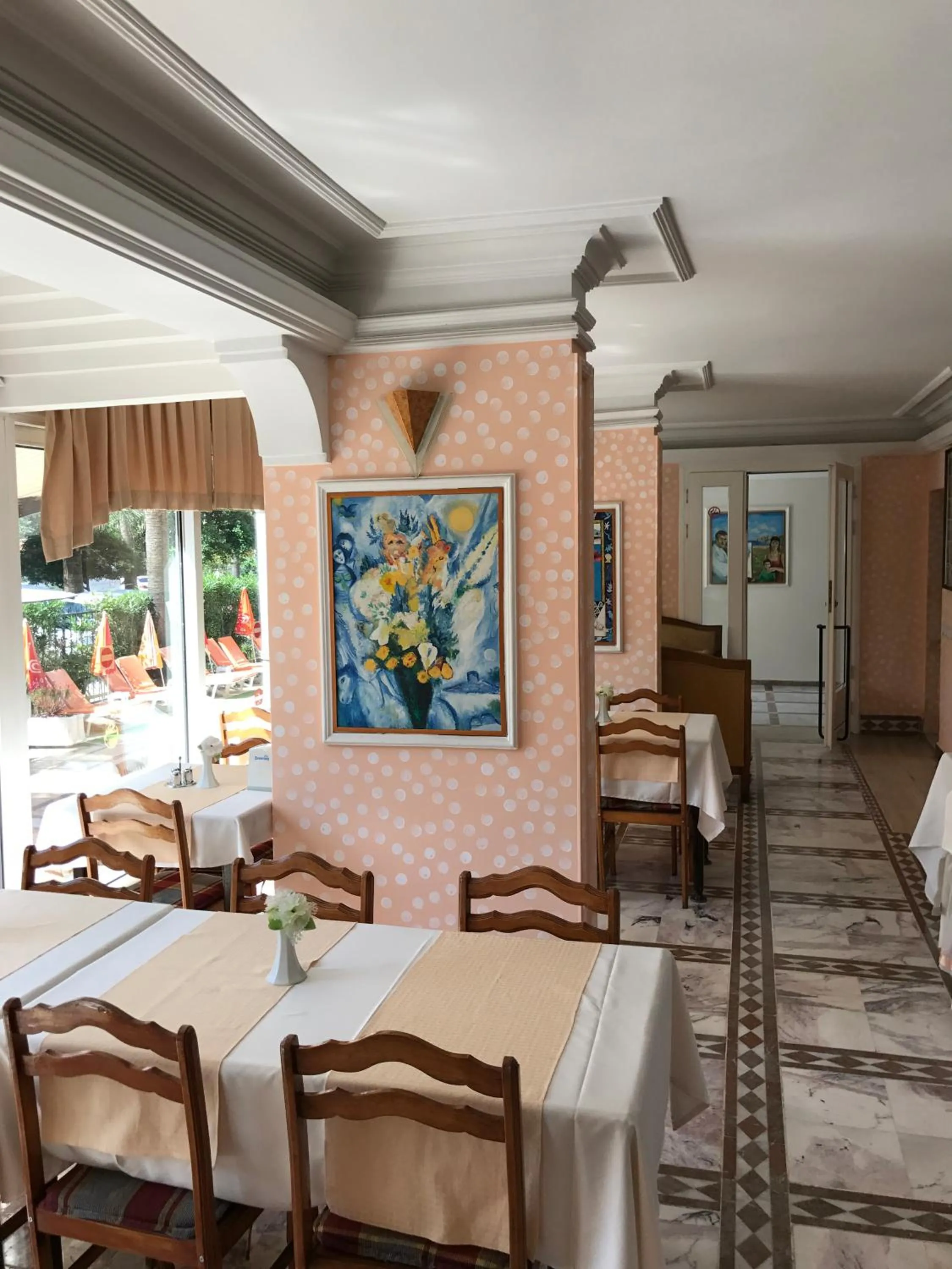 Communal lounge/ TV room in Blue Yacht Marina Apart Hotel