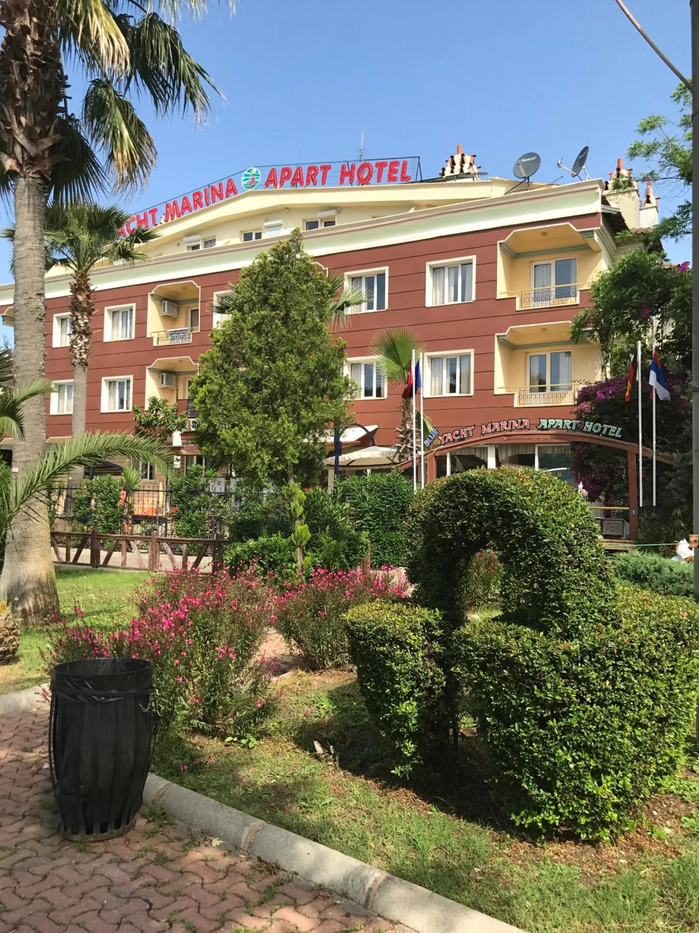 Facade/entrance in Blue Yacht Marina Apart Hotel