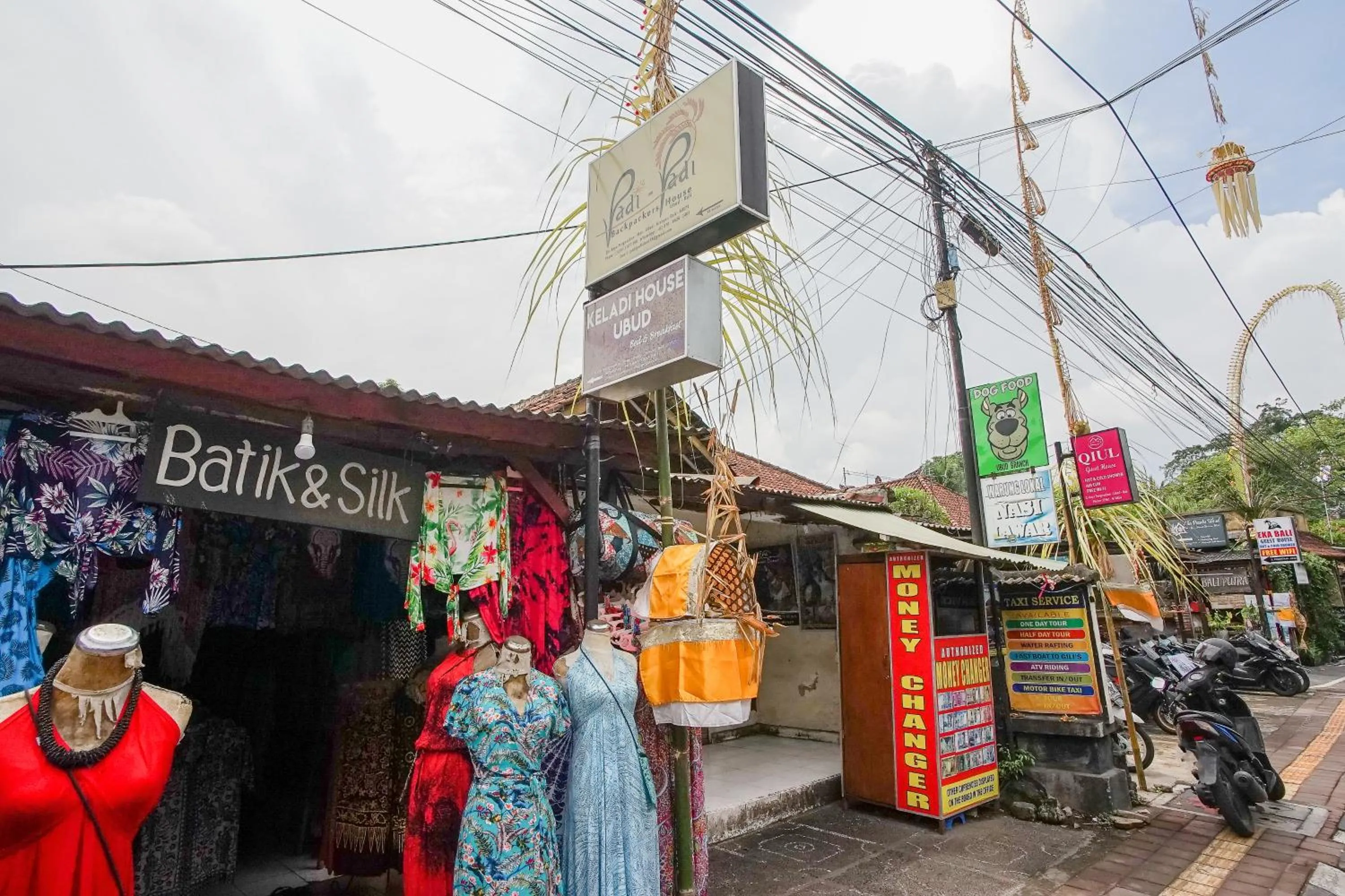 On-site shops in Padi-Padi Hostel & Bar