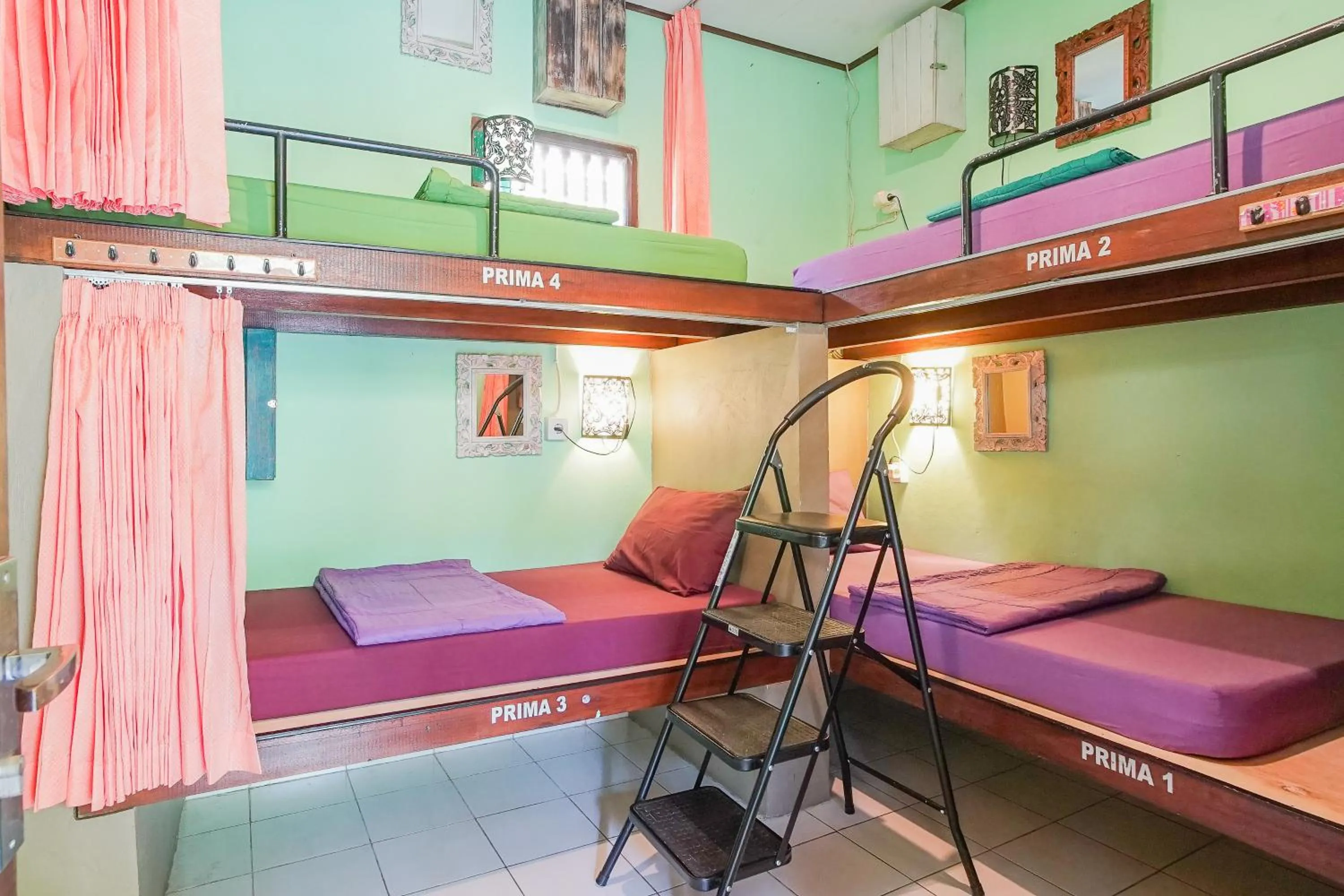 bunk bed in Padi-Padi Hostel & Bar