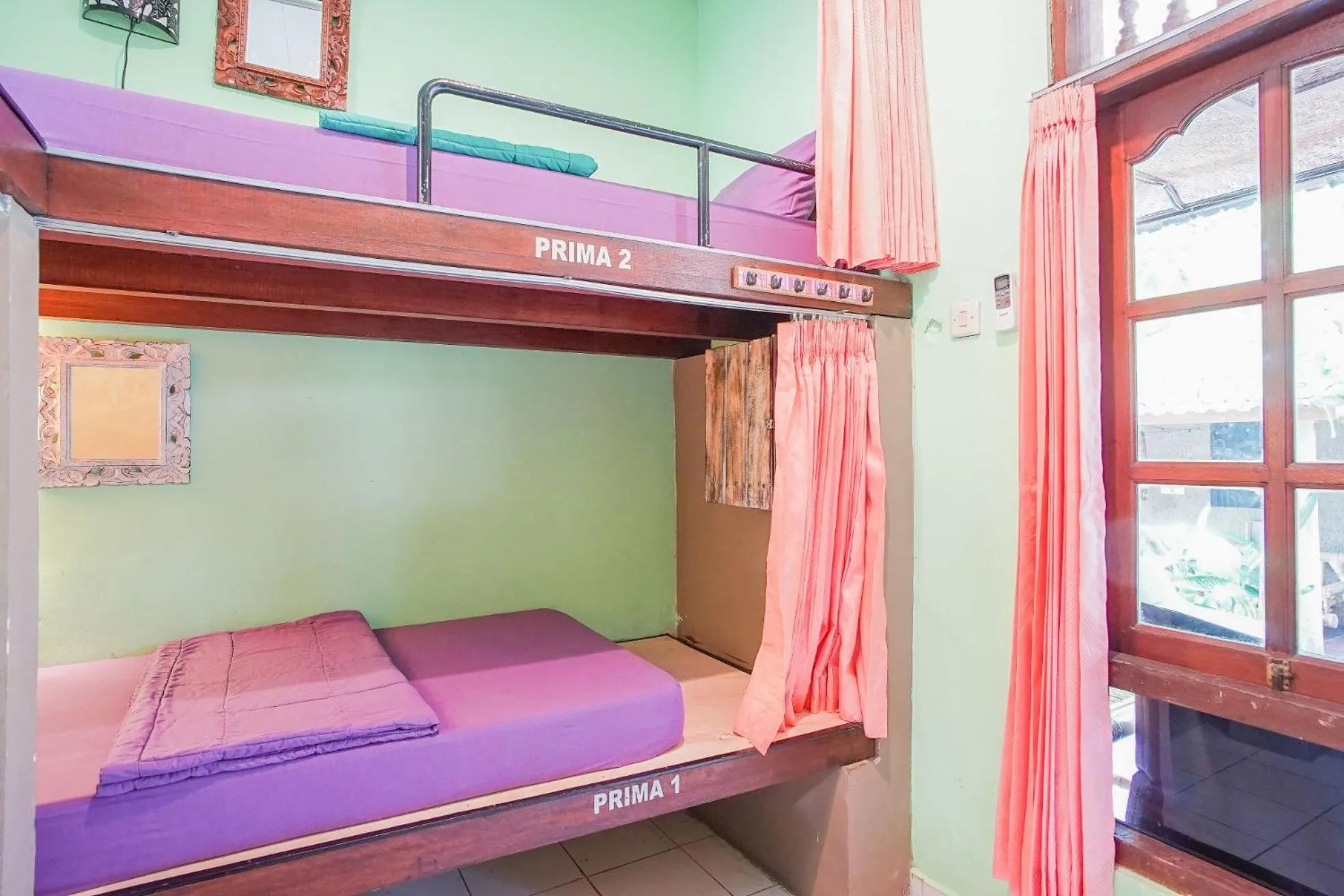 bunk bed in Padi-Padi Hostel & Bar