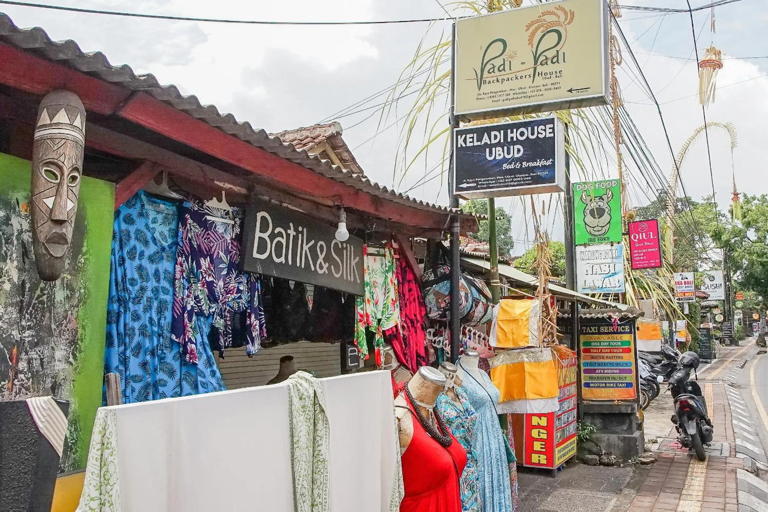On-site shops in Padi-Padi Hostel & Bar