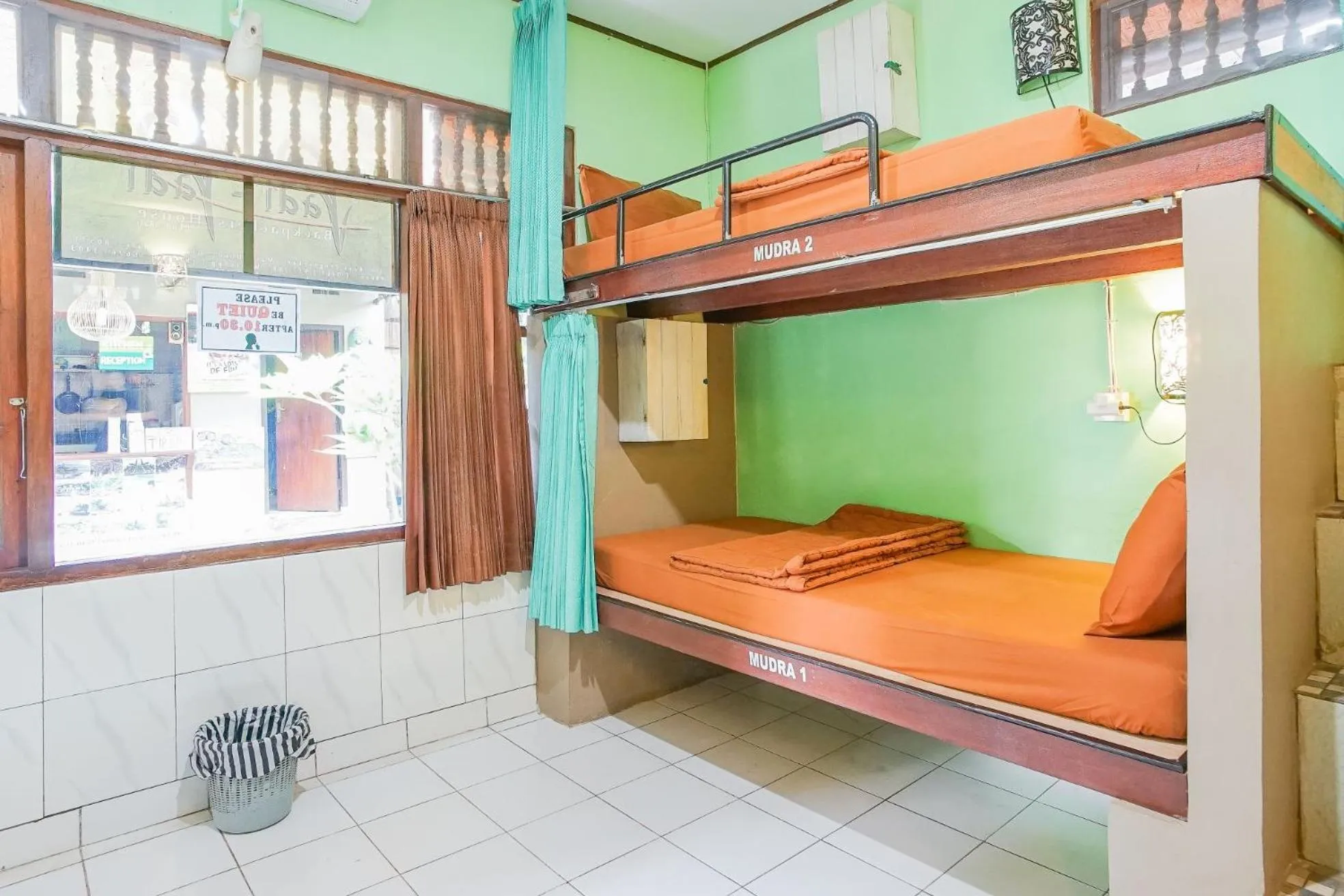 bunk bed in Padi-Padi Hostel & Bar